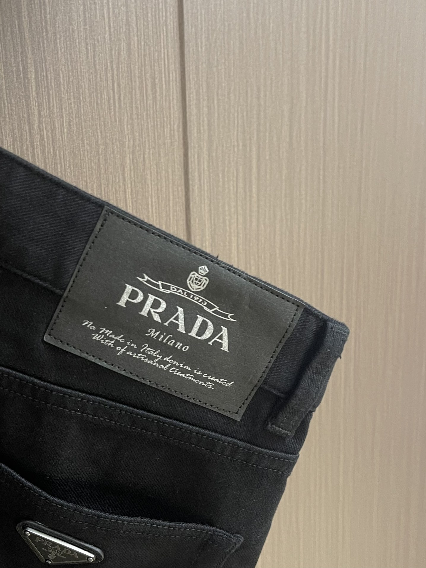 Prada 三角标口袋商务休闲男裤 经典的五袋裤，客供的进口棉 料薄且质软，横向极微弹力，非常干净纯色！