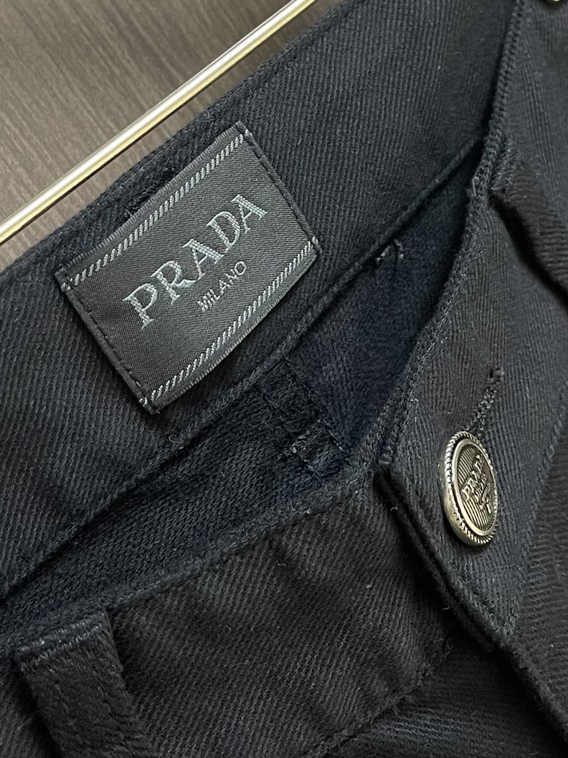 Prada 三角标口袋商务休闲男裤 经典的五袋裤，客供的进口棉 料薄且质软，横向极微弹力，非常干净纯色！