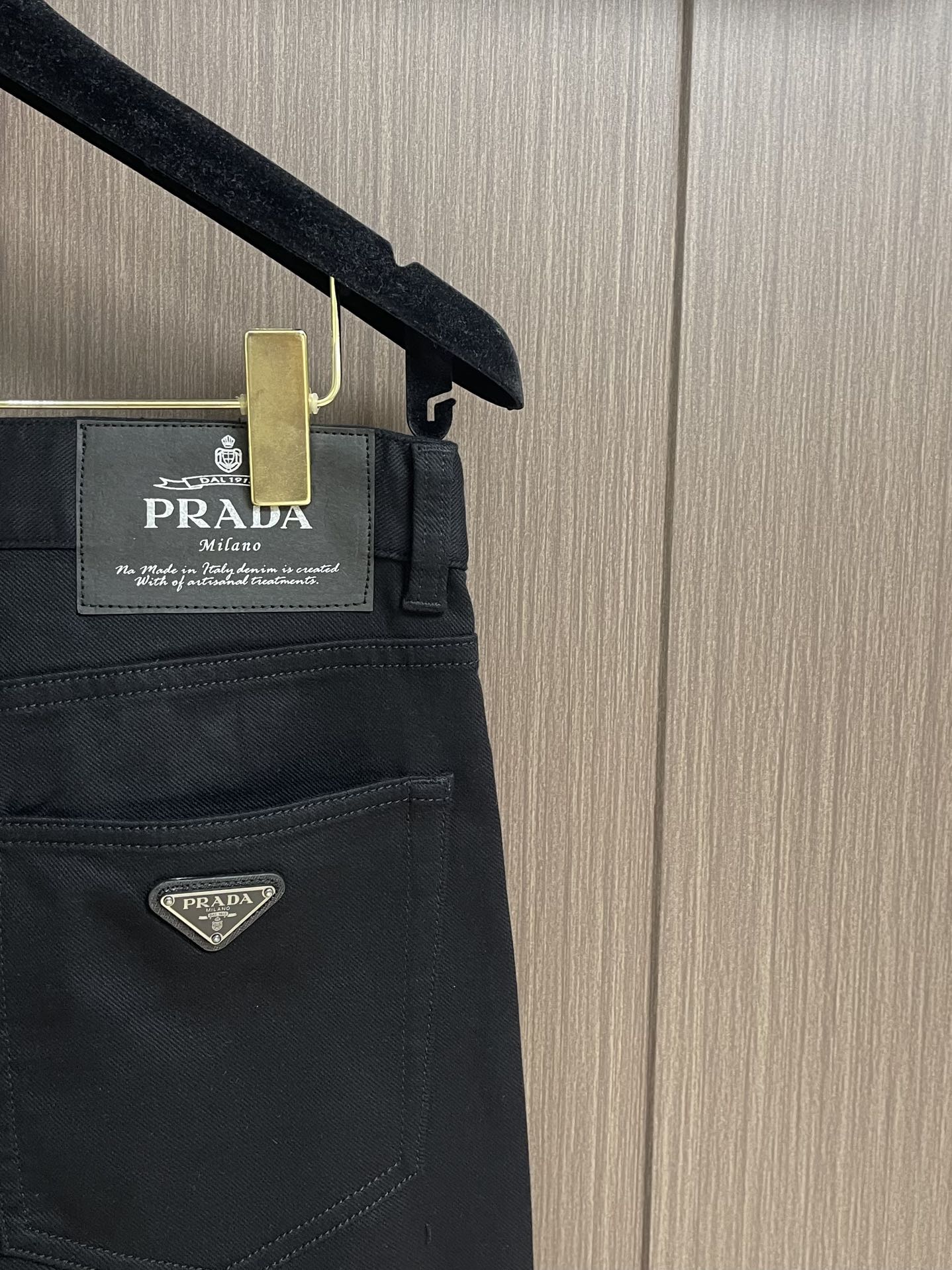 Prada 三角标口袋商务休闲男裤 经典的五袋裤，客供的进口棉 料薄且质软，横向极微弹力，非常干净纯色！