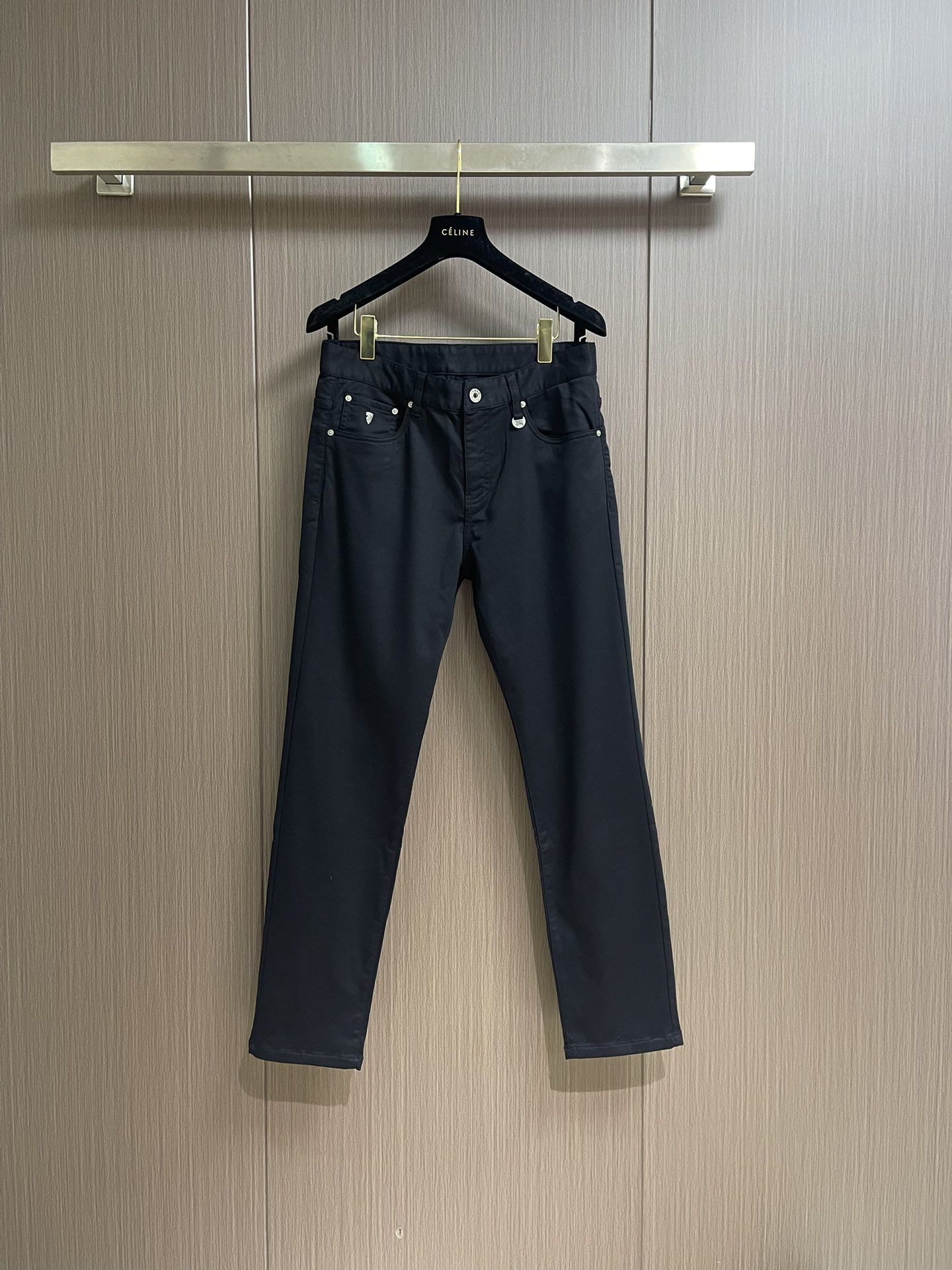 Burberry 2025SS春夏新款休闲裤，采用客供面料，战马标logo标志彰显品牌特征，针脚非常细密