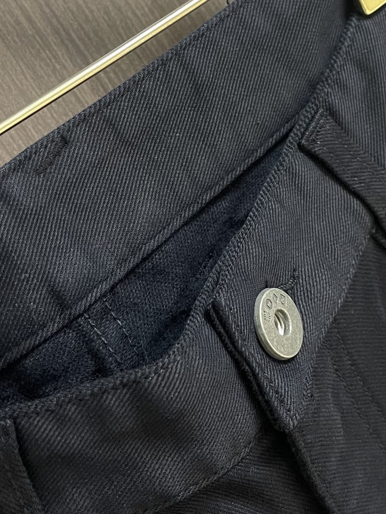 Burberry 2025SS春夏新款休闲裤，采用客供面料，战马标logo标志彰显品牌特征，针脚非常细密