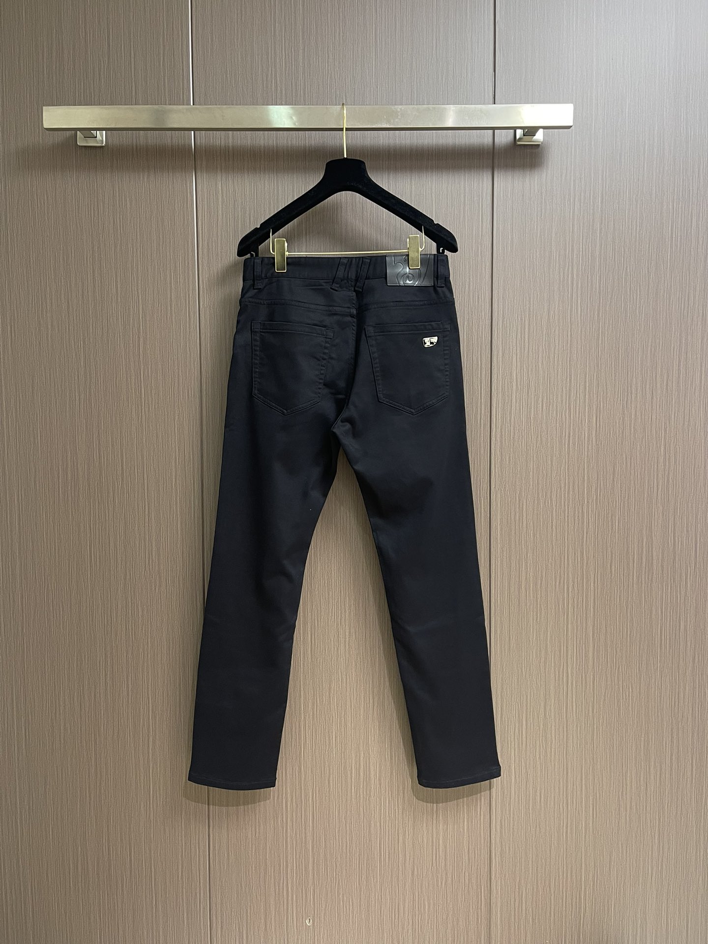 Burberry 2025SS春夏新款休闲裤，采用客供面料，战马标logo标志彰显品牌特征，针脚非常细密