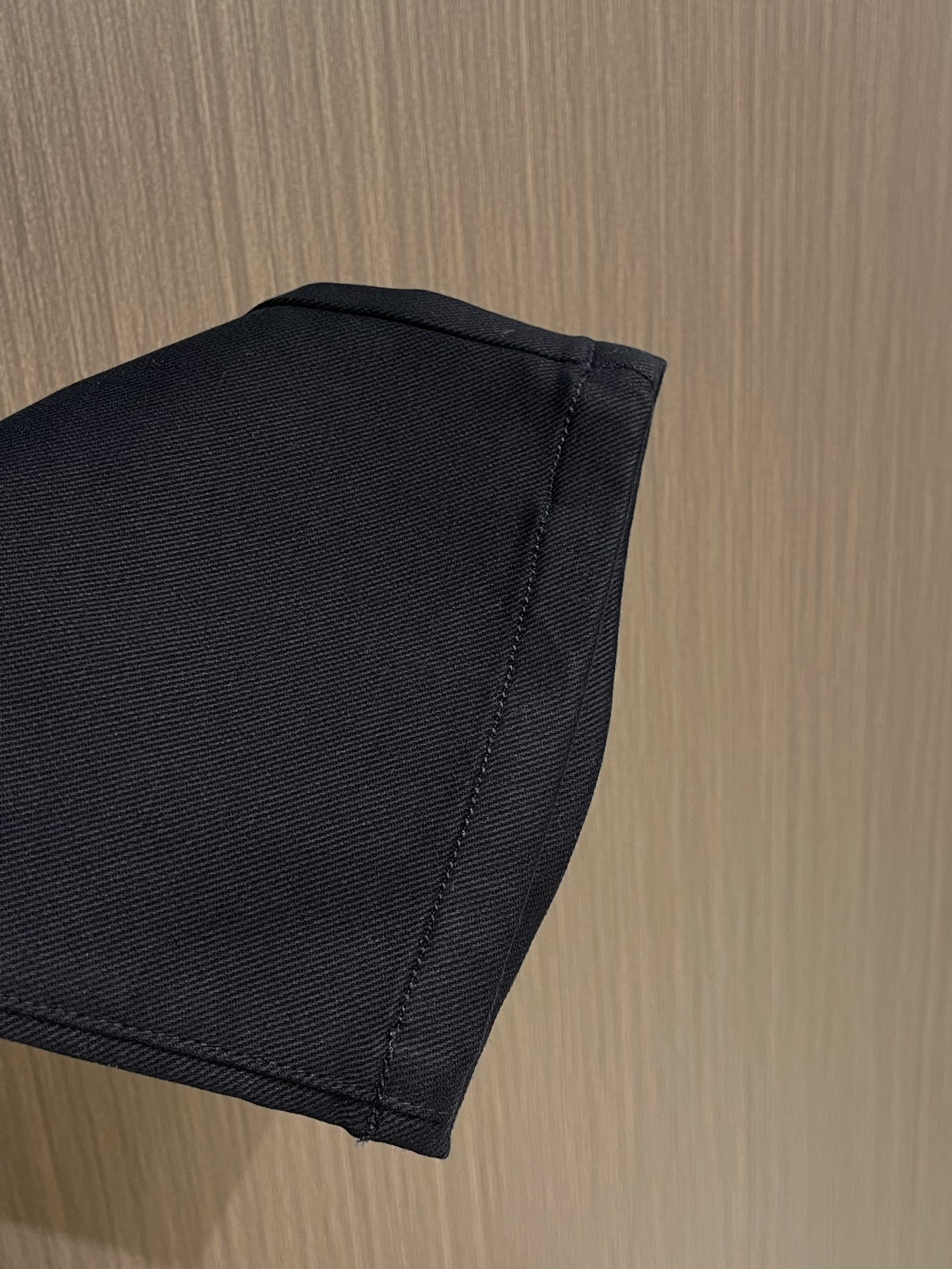 Burberry 2025SS春夏新款休闲裤，采用客供面料，战马标logo标志彰显品牌特征，针脚非常细密