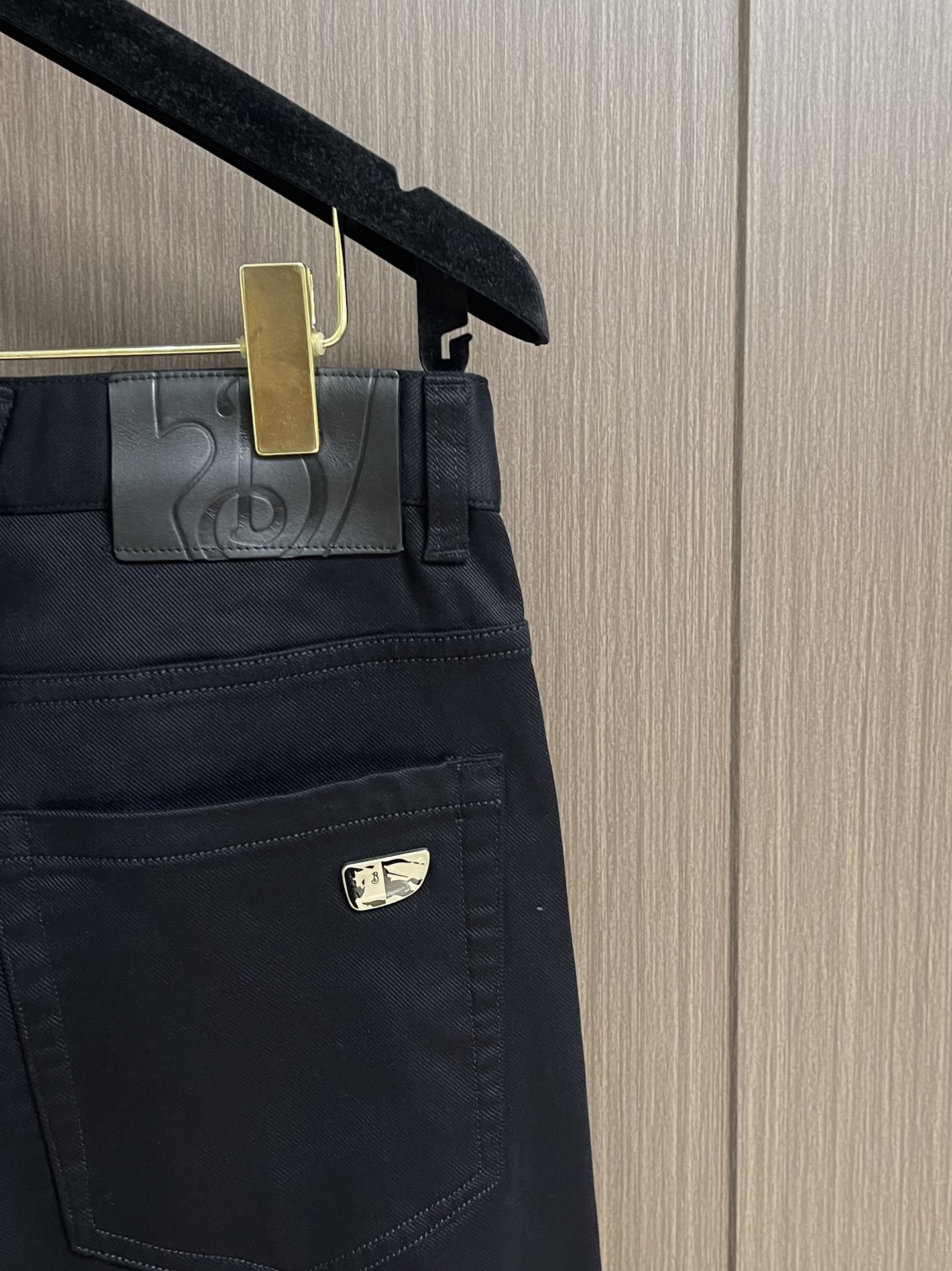 Burberry 2025SS春夏新款休闲裤，采用客供面料，战马标logo标志彰显品牌特征，针脚非常细密