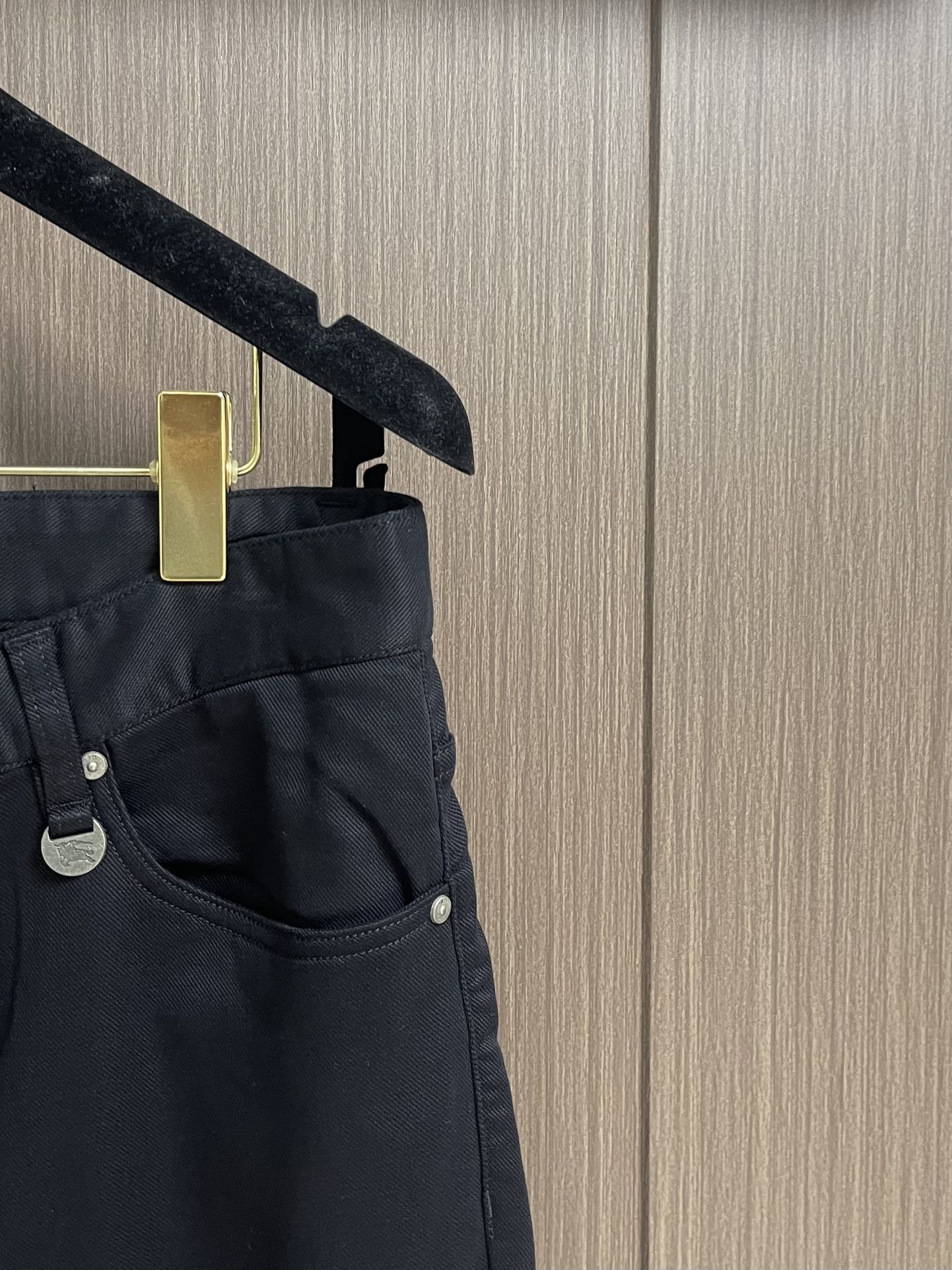 Burberry 2025SS春夏新款休闲裤，采用客供面料，战马标logo标志彰显品牌特征，针脚非常细密