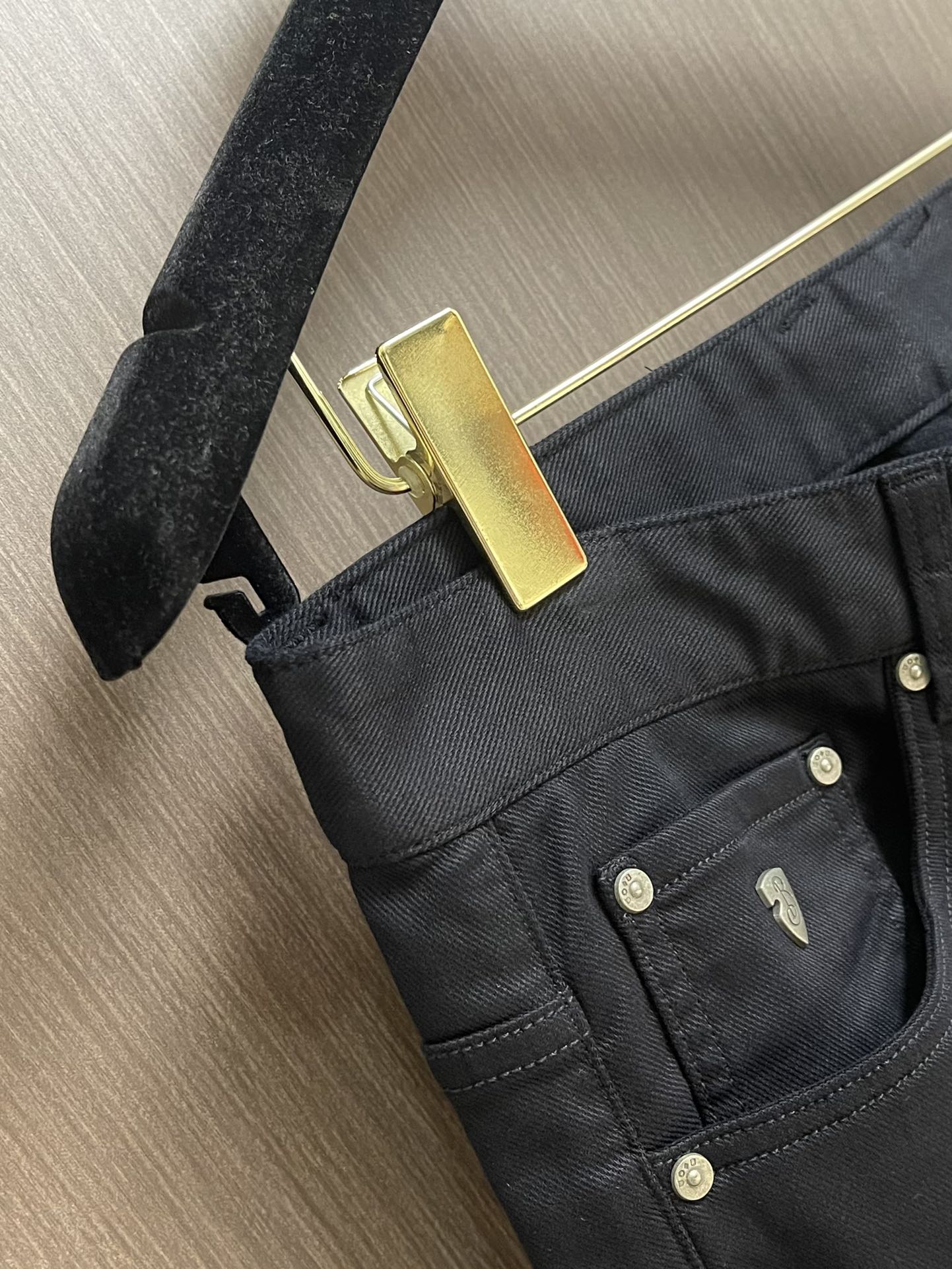 Burberry 2025SS春夏新款休闲裤，采用客供面料，战马标logo标志彰显品牌特征，针脚非常细密