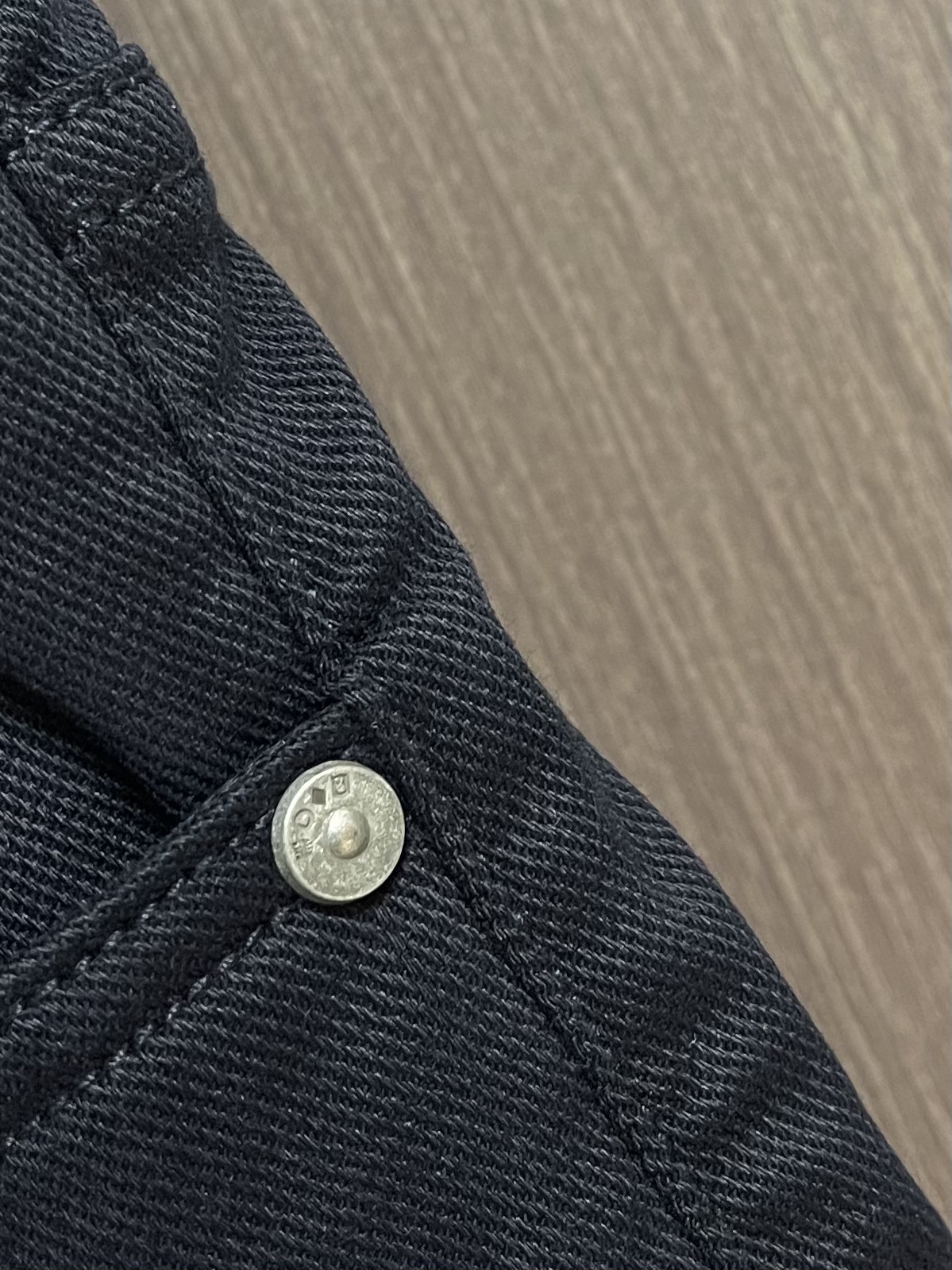 Burberry 2025SS春夏新款休闲裤，采用客供面料，战马标logo标志彰显品牌特征，针脚非常细密