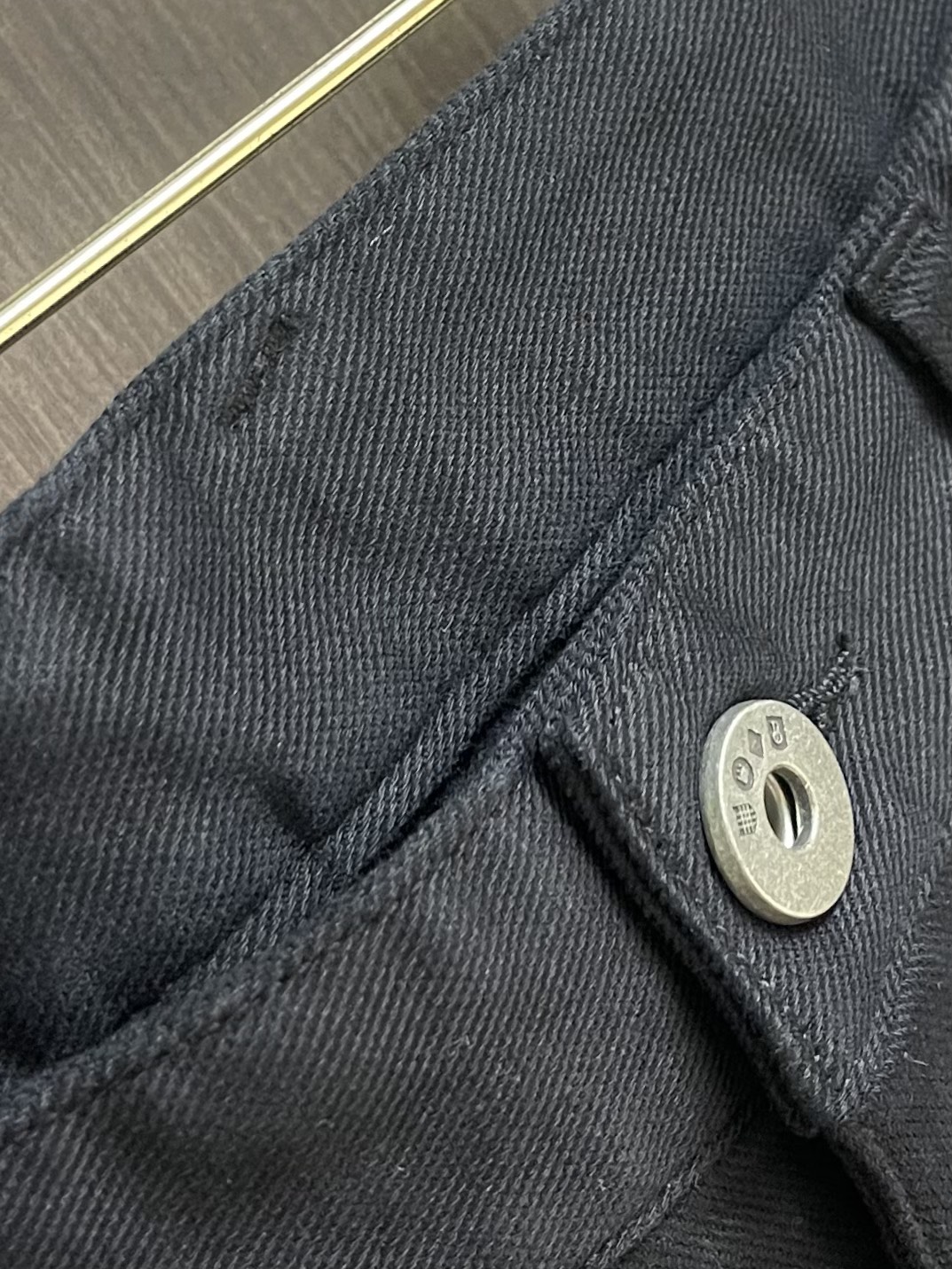 Burberry 2025SS春夏新款休闲裤，采用客供面料，战马标logo标志彰显品牌特征，针脚非常细密