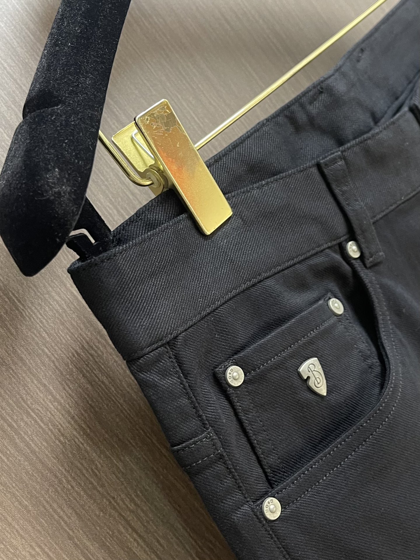 Burberry 2025SS春夏新款休闲裤，采用客供面料，战马标logo标志彰显品牌特征，针脚非常细密