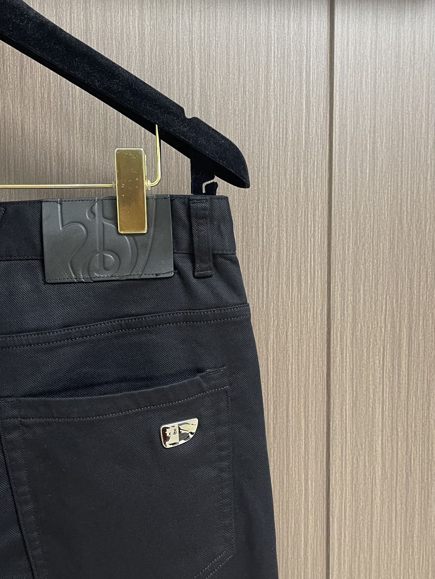 Burberry 2025SS春夏新款休闲裤，采用客供面料，战马标logo标志彰显品牌特征，针脚非常细密