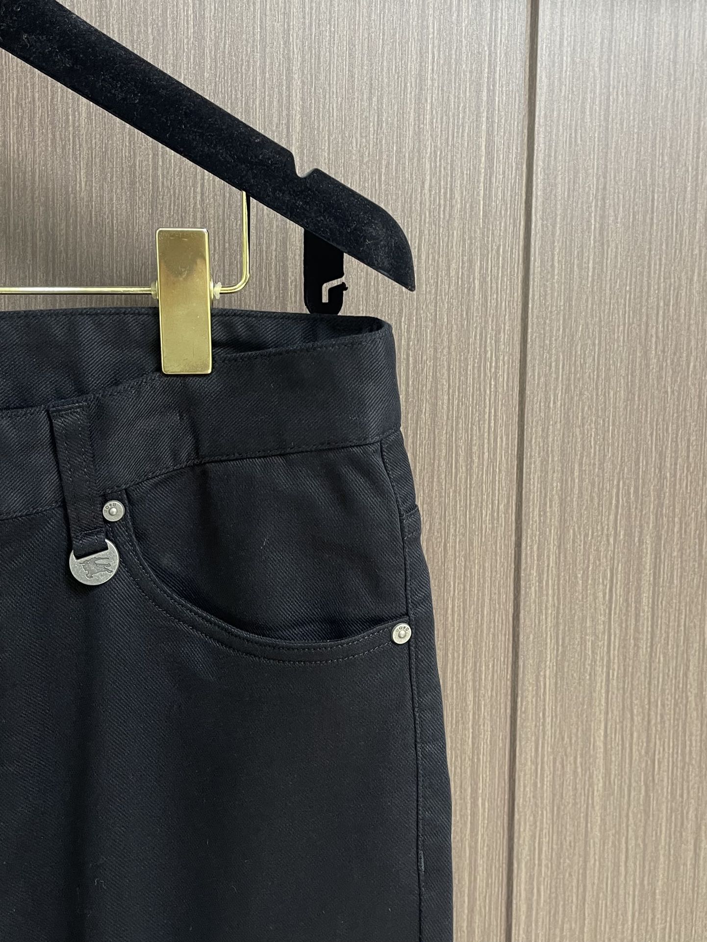 Burberry 2025SS春夏新款休闲裤，采用客供面料，战马标logo标志彰显品牌特征，针脚非常细密