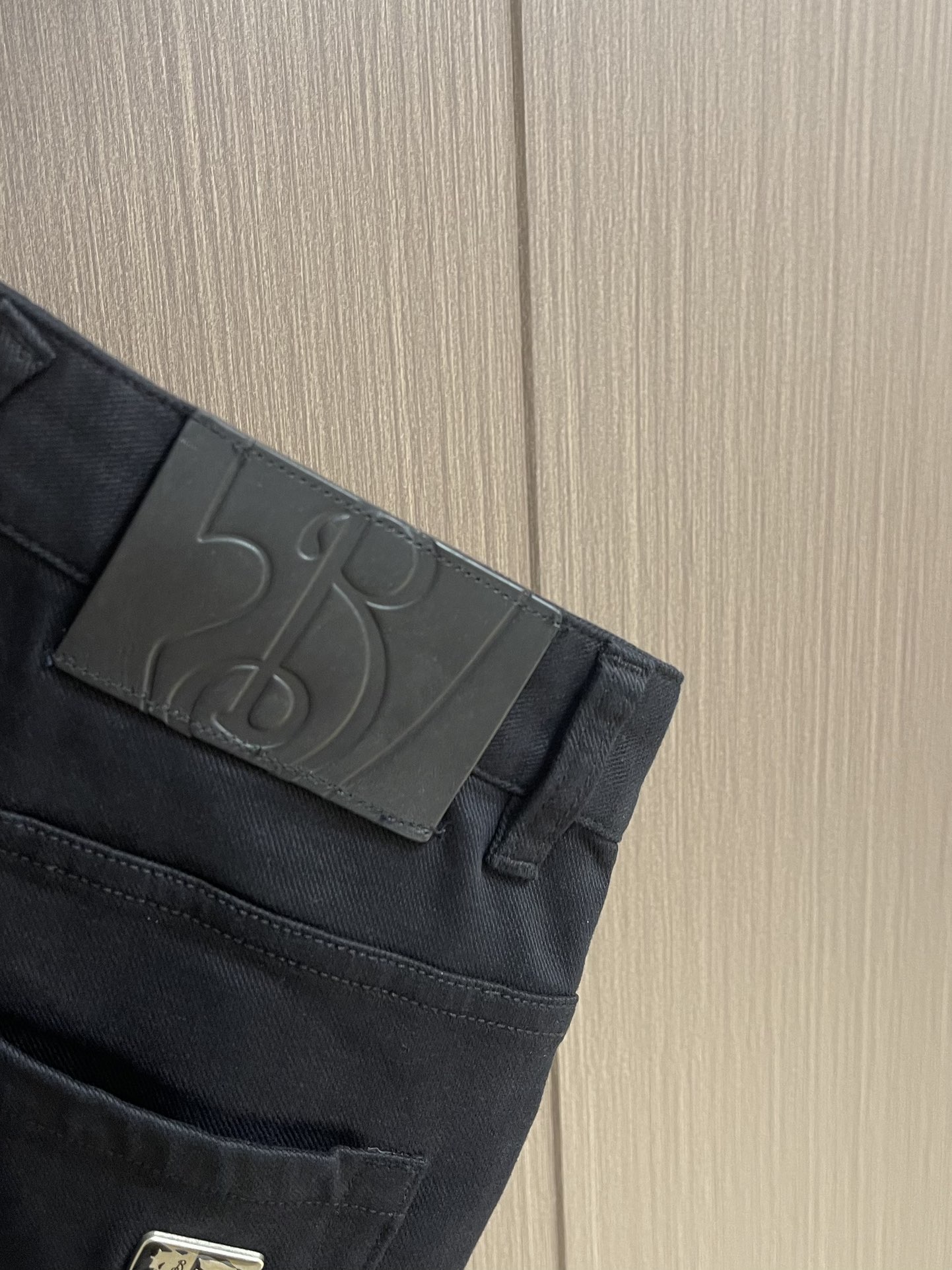 Burberry 2025SS春夏新款休闲裤，采用客供面料，战马标logo标志彰显品牌特征，针脚非常细密