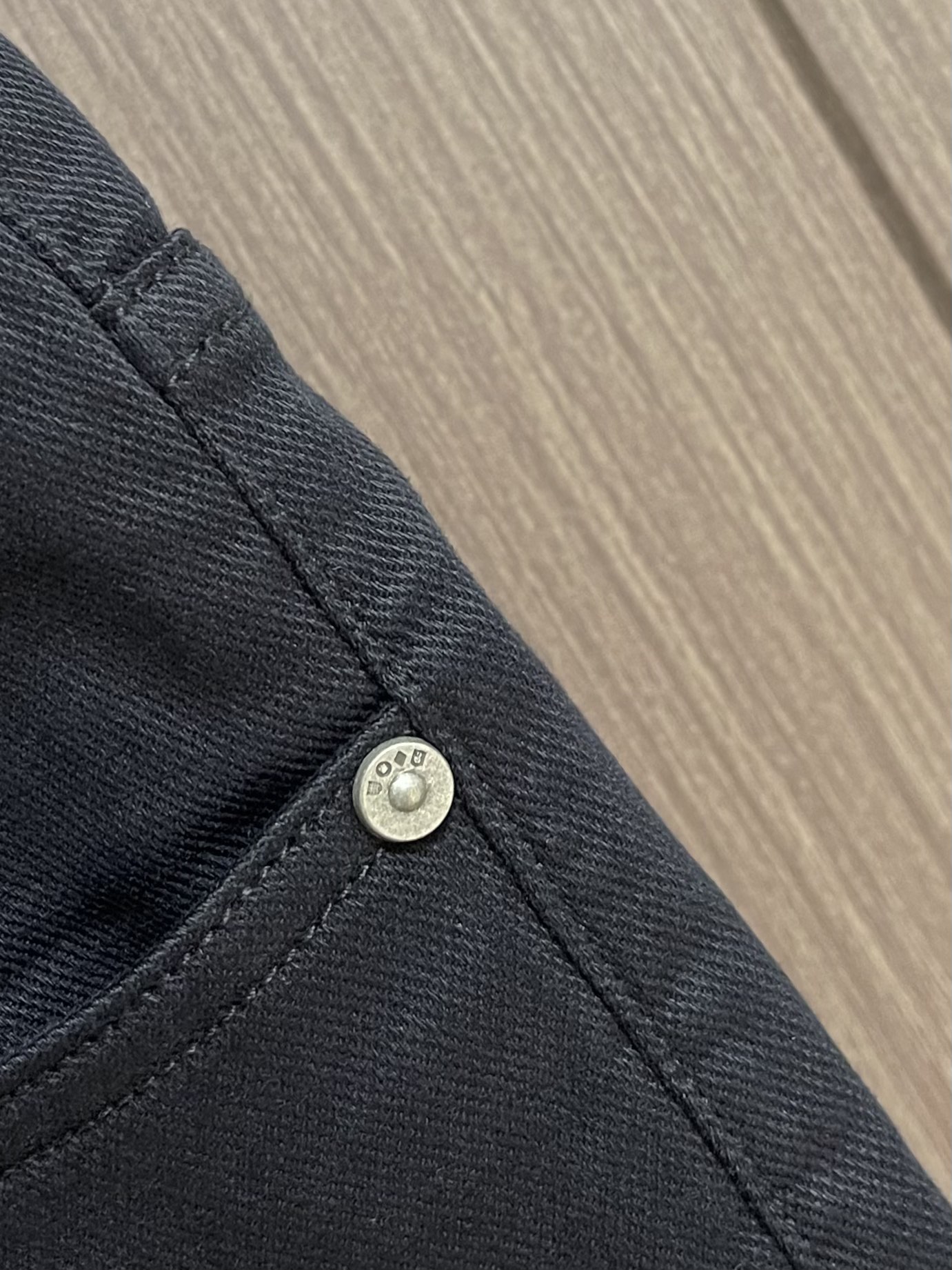 Burberry 2025SS春夏新款休闲裤，采用客供面料，战马标logo标志彰显品牌特征，针脚非常细密