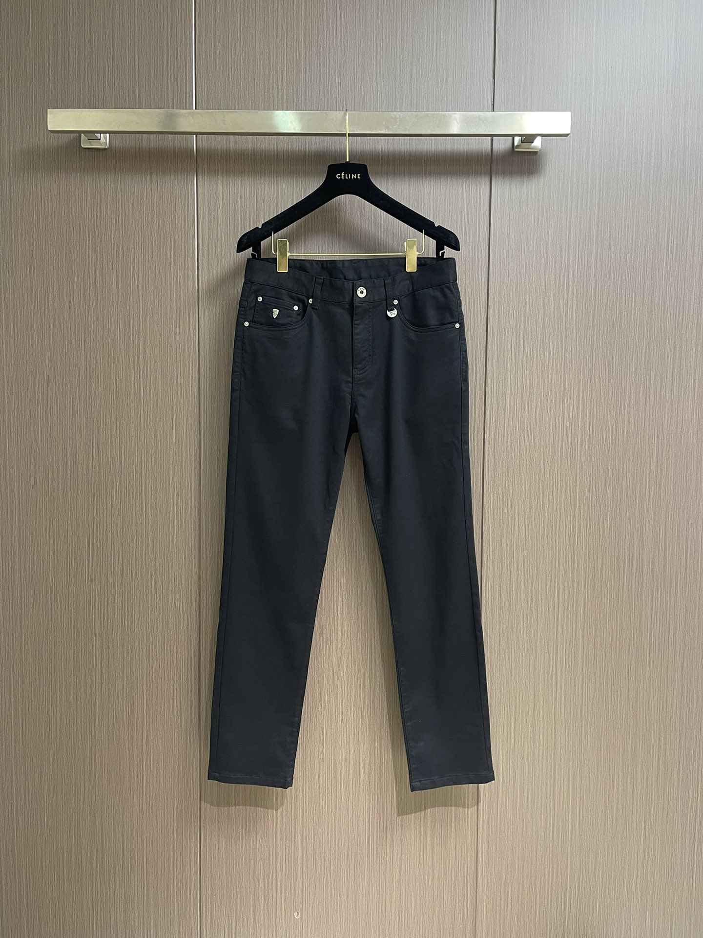 NO:529363,Burberry 2025SS spring and summer new casual pants, using customer-supplied fabric, the logo logo of the war horse marks highlights the brand characteristics, the pins are very fine and can only be made by imported machines, the upper body is fashionable and generous, and it is easy to match the clothing. Size 30-38, there are 35, there are 37,,burberry,alexander wang19860909Burberry 2025SS春夏新款休闲裤,采用客供面料,战马标logo标志彰显品牌特征,针脚非常细密只有进口机器才能制成,上身时尚大方极易搭配服饰.尺码30-38 有35 无37,,burberry,alexander wang,Men's clothing