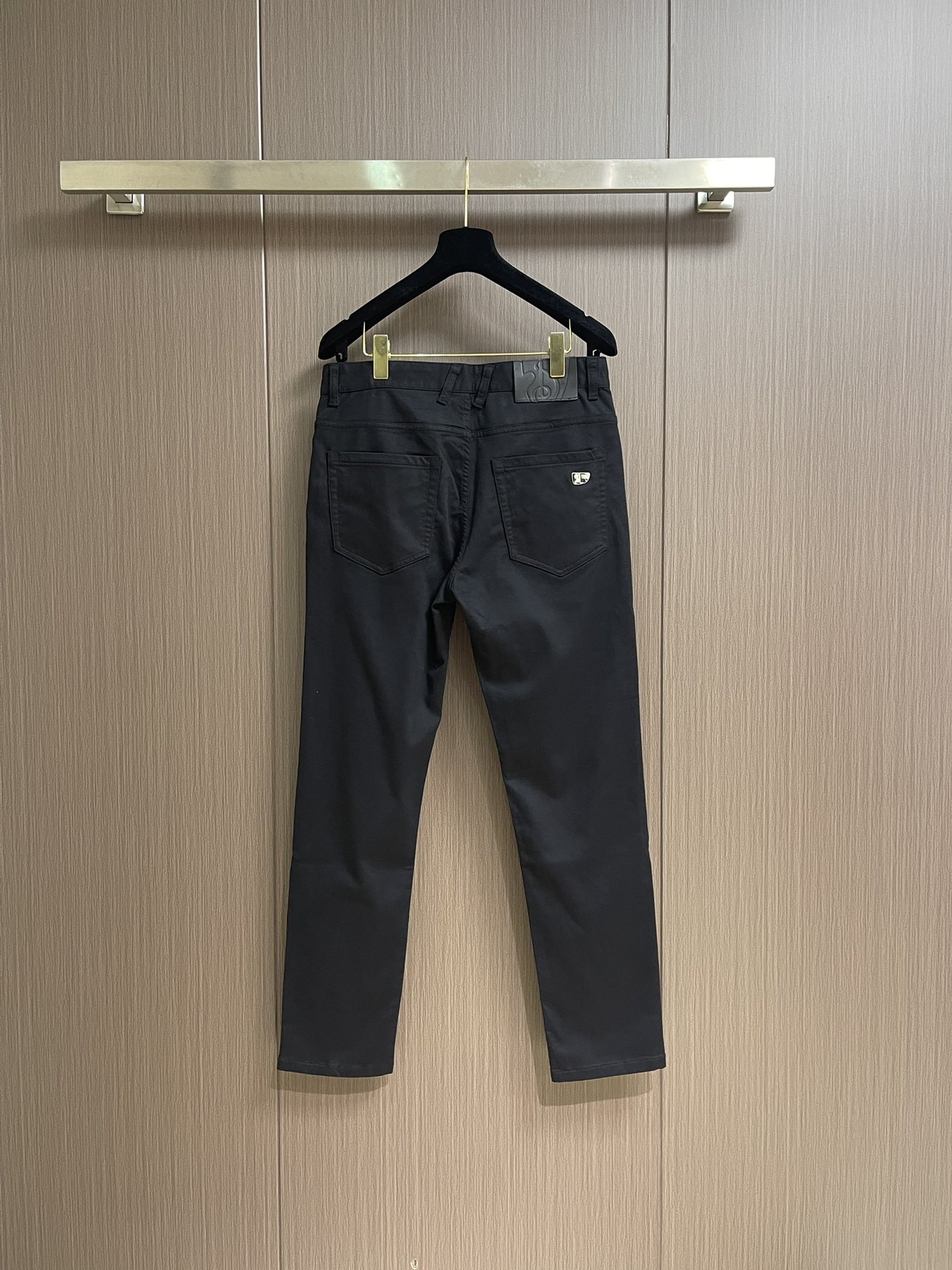 Burberry 2025SS春夏新款休闲裤，采用客供面料，战马标logo标志彰显品牌特征，针脚非常细密