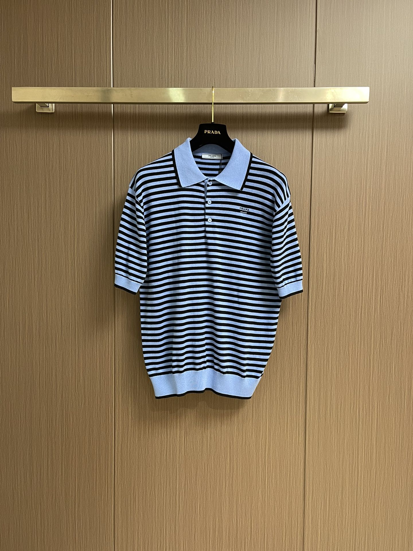 NO:461451,Prada's new linen cotton striped POLO shirt, this POLO shirt is made of linen cotton fabric, contrasting striped style increases the style's fashion personality, collar lapel design, adds high-end elegance, button opening and closing, is a must-have item for men's business and casual, with excellent upper body effect. Size S-XL, prada, alexander wang19860909Prada 新款麻棉条纹POLO衫,这款POLO衫采用麻棉面料制作而成,撞色条纹款式增加款式的时尚个性,衣领翻领设计,增加高级优雅感,纽扣开合,是男士商务休闲必备单品,上身效果极佳.尺码S-XL,,prada,alexander wang,Men's clothing