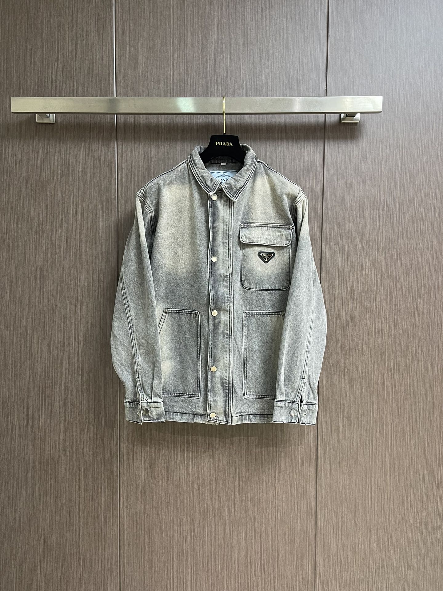 NO:461459,Prada 2025FW early autumn triangle-washed denim jacket, made in Italy high-density equipment. The original embryo base does not contain spandex and has almost no elasticity, conveying the simplicity of the denim item itself. Vulcanized black fabric, re-fermented grinding and fried salt, the effect of washing water, and the ready-made garments must be washed with water before the keyhole can be carried out in the back. Through washing and gravel grinding, it will form an old texture and excessively natural color. All auxiliary materials and hardware are customized to the pair of chest cowhide bottom triangle marks, mirror opening and closing buckles, and lettering zippers. Size S-XL, prada, jackets & coats, cowhide, alexander wang19860909Prada 2025FW早秋三角标水洗牛仔外套,意大利高密度器械制造.原胚底不含氨纶几乎无弹,传达牛仔单品本身的拙朴质感.硫化黑面料,重酵磨炒盐渐变洗水效果,成衣还要经过水洗脱浆后才可后道进行锁眼,通过洗水及砂石打磨,形成做旧质感,色泽过度自然.全辅料五金全部定制对版胸口牛皮底三角标、镜面开合扣、刻字拉链条.尺码S-XL,,prada,jackets & coats,cowhide,alexander wang,Men's clothing