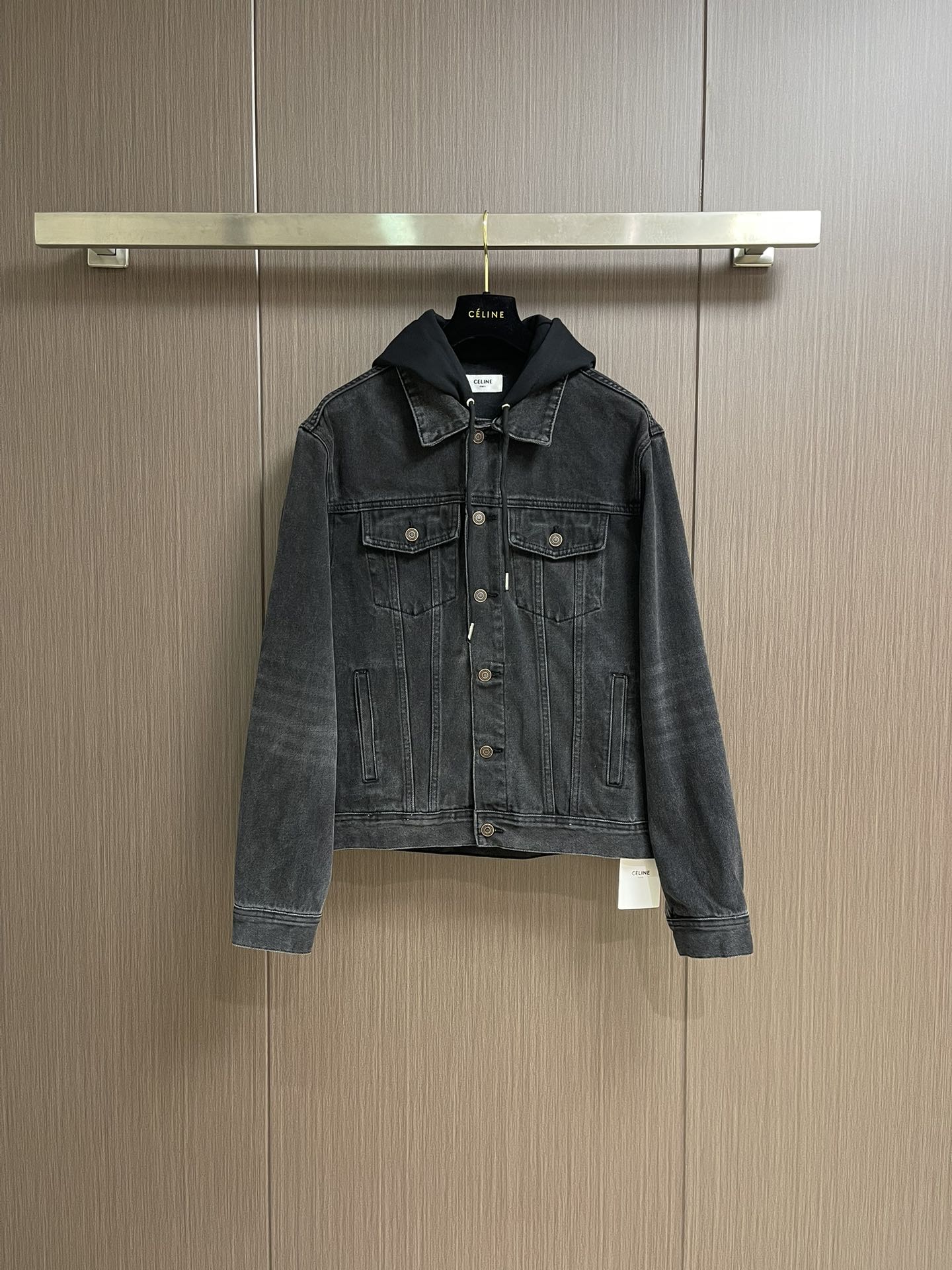 NO:461554,CELINE hooded denim jacket, customized high-density cotton twill denim velvet cloth. The whole piece is made of medium-clean washing, and the stain is removed and slightly faded. Then, the snowflake wash fades through strong washing to make the color more even. Pure hand-made high-elastic offset printing technology. Every coloring, every press, and after repeated pulling, washing, etc., it still maintains the original shape and color. It can better reflect the craftsman's exquisite skills and control of details. The whole piece is made of a burial clamping machine. The burial clamping machine can control the spacing between the double needles by changing the needle position to achieve seamless splicing. Flat and tidy, the overall line is straight and delicate, the fabric is comfortable and soft, and the color is consistent and has no color difference. It can be matched with the same style to create a fashionable shape. It can handle various occasions, customize auxiliary materials, complete three standards, and the same style for men and women!  Size S-XL, celine, jackets & coats, hats, alexander wang19860909CELINE 连帽牛仔外套,定制臻品高密全棉斜纹牛仔绒布 整件采用中孝洗 通过特制溶 去除污渍且轻微的褪色 再雪花洗 通过强烈的洗涤方式来褪色 使其颜色更为均匀 纯手工高弹胶印技术 每一次着色 每一次按压 经历反复拉扯 洗涤等过程中依然保持原有的形状和色彩 更能体现匠人的精湛技艺和对细节的把控,整件采用埋夹机拼缝 埋夹机通过更换针位 可以控制双针间距 做到无缝拼接 平整整洁,整体走线平直细腻,面料舒适柔软,颜色一致无色差,能与同款搭配营造时尚造型,驾驭各种场合,定制辅料,三标齐全,男女同款！尺码S-XL,,celine,jackets & coats,hats,alexander wang,Men's clothing