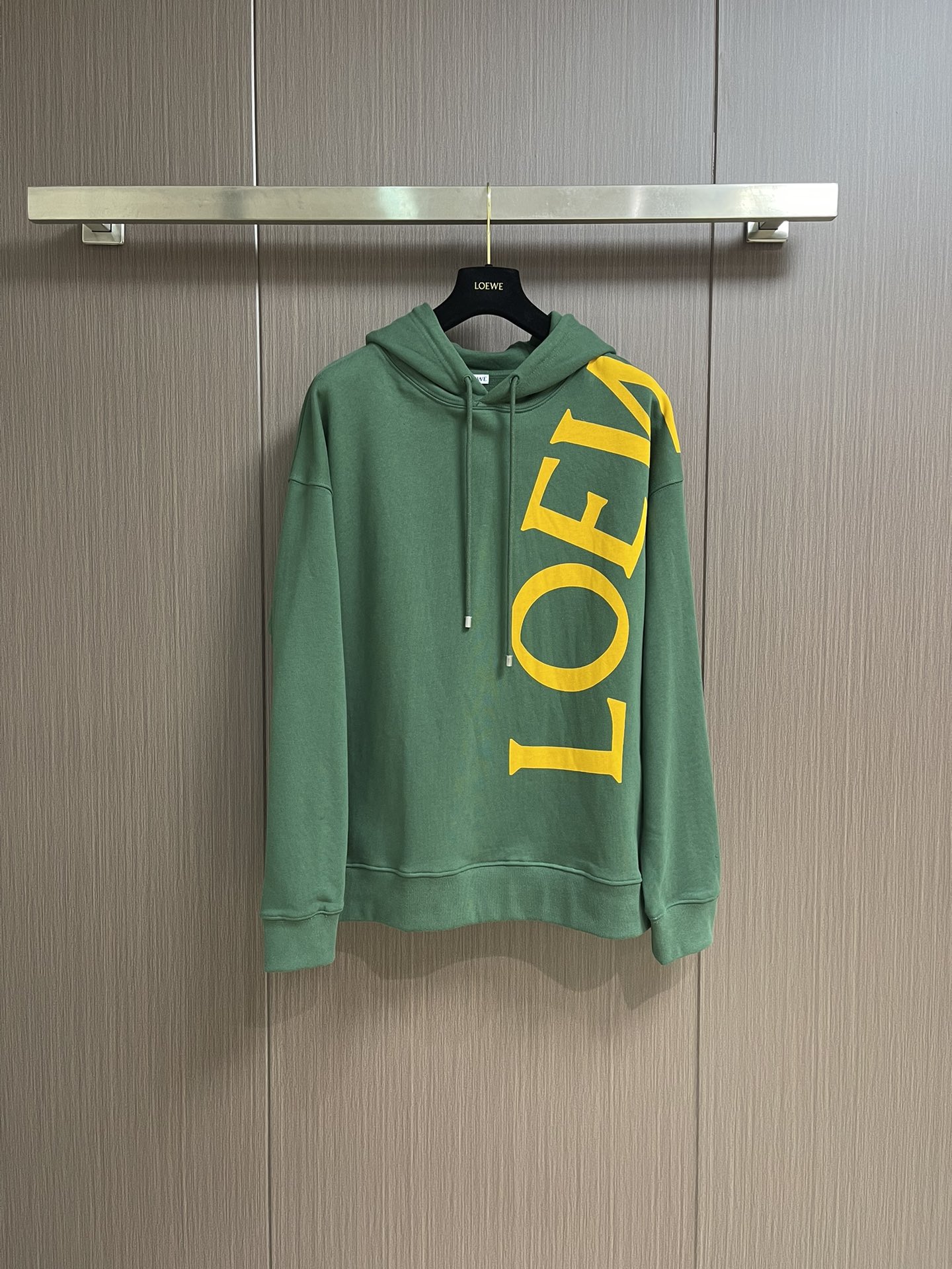 NO:461542,Loewe printed hooded sweatshirt, fixed dyeing high-string all-cotton light dark green sweatshirt base fabric, delicate as silk, comfortable to fit the skin, mainly with deep and restrained colors, like a clear spring in a quiet forest, eye-catching LOEWE prints on the side are embellished, bold design declare the brand's dignity, instantly becoming the visual focus, full of luxury style, imported slurry color printing, printed on dyed fabric with dyed agent, destroying dye, forming a pattern printing process, colored patterns are printed at the same time, clear lines, fine patterns, strong color fastness, fabrics have been washed, better texture, not easy to deform, not easy to shrink, not easy to fade, maintain long-term beauty. Size S-XL,,loewe,hoodie,sweatshirts,hats,alexander wang19860909Loewe 印花连帽卫衣,定染高支全棉浅墨绿纺卫衣基布 细腻如丝 舒适贴肤 以深沉而内敛的色系为主调 宛如静谧森林中一泓清泉 侧边醒目的LOEWE印花作点缀 以大胆的设计宣告着品牌的尊贵 瞬间成为视觉焦点 尽显奢华风范,进口浆彩拔印花 用拔染剂印在已经染色的织物上 将染料破坏 形成花纹的印花工艺 在拔染的同时印上彩色图案 线条清晰 图案精细 色牢度强,面料都经过浇洗 手感质感更佳 不易变形 不易缩水 不易褪色 保持长久的美观.尺码S-XL,,loewe,hoodie,sweatshirts,hats,alexander wang,Men's clothing