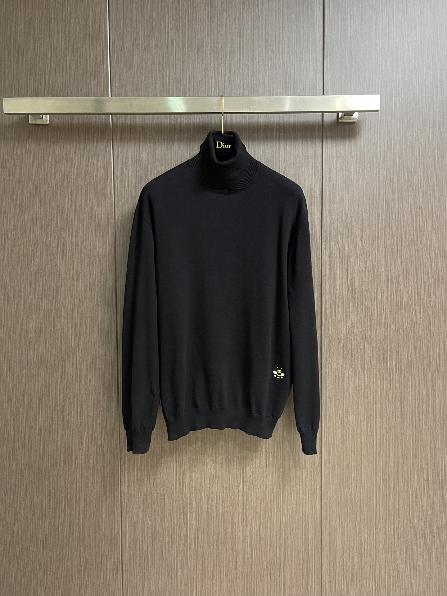 NO:507241,DIOR Bee embroidered turtleneck base knit sweater, the fabric is 75% cashmere and 25% cotton. The upper body of this garment has a certain warmth effect and a soft feeling of the upper body. The embroidery uses 3D three-dimensional embroidery, and the imported machine embroidery effect is perfectly restored. The color size is the same as the original. This CD sweater is a brand new interpretation of the classic item. It is carefully crafted with black cashmere jersey knit fabric, and the front is embroidered with the three-dimensional logo of the little bee, which is unique. The turtleneck design and regular tailoring can be easily matched with tailored trousers to create a fashionable look. Size S-XL, dior, sweaters, alexander wang19860909DIOR 小蜜蜂刺绣高领打底针织毛衣,面料采用75％羊绒,25％棉.该款面成衣上身带有一定的保暖效果与上身柔顺感.刺绣采用3D立体刺绣,进口机器绣出效果完美还原.颜色尺寸大小都与原版一致.这款CD针织衫全新演绎经典单品.采用黑色山羊绒平纹针织面料精心制作,正面饰以小蜜蜂立体标志刺绣,别具一格.高领设计,常规剪裁,可轻松搭配精裁长裤,打造时尚造型.尺码S-XL,,dior,sweaters,alexander wang,Men's clothing