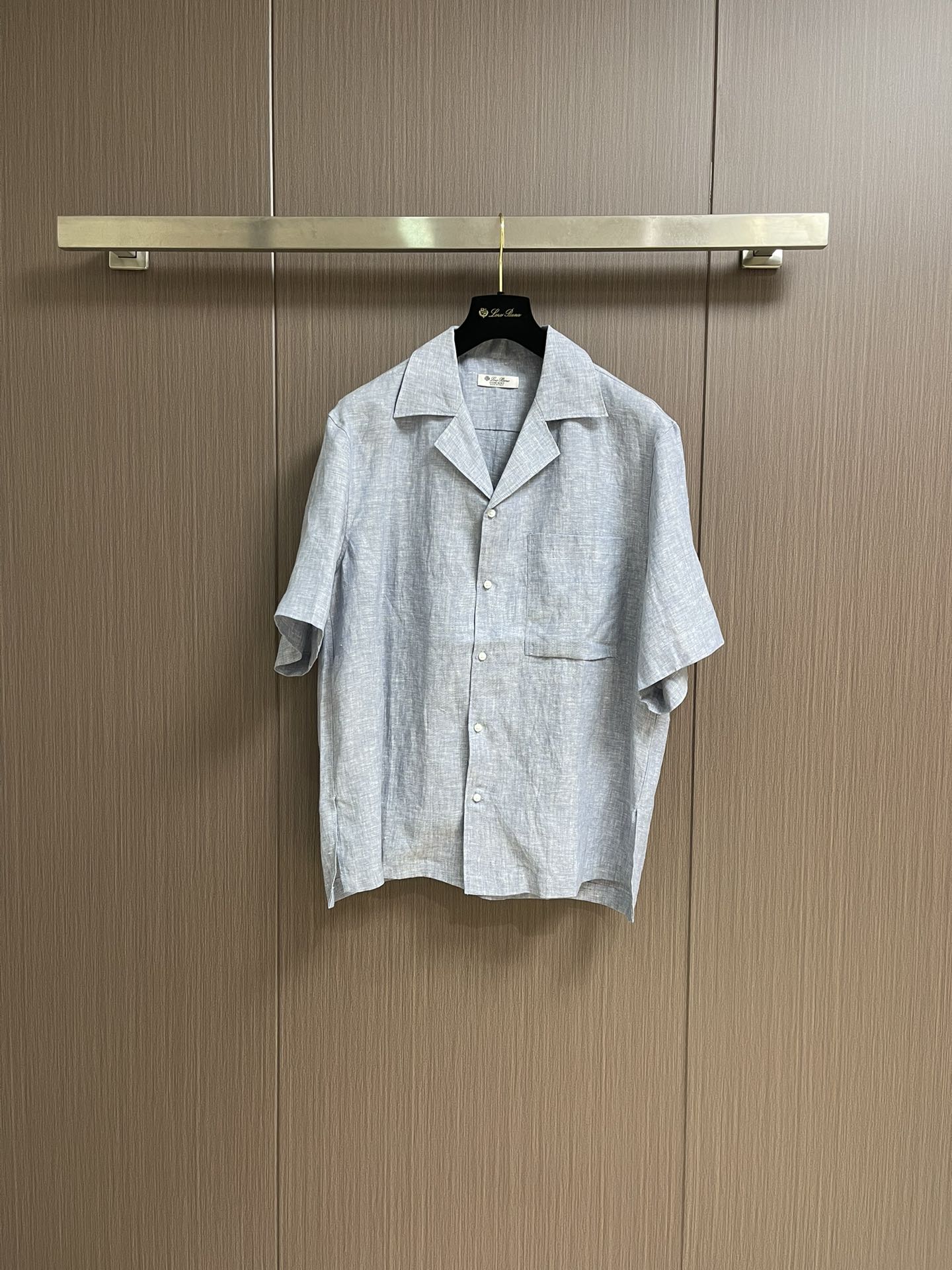 NO:461535,LP Loropiana 2025SS summer new Federico men's short-sleeved shirt, inspired by the bowling world, federico shirt adopts a loose collar design to highlight the sporty style. The fine Solaire linen is the brand's iconic element. After special craftsmanship, it has an incomparable softness and light and smooth drifting feeling, making it an ideal jacket choice when traveling. Size S-XL, loro piana, loro piana, jackets & coats,shirts, T-shirt, alexander wang19860909LP Loropiana 2025SS夏季新款Federico男士短袖衬衫,Federico衬衫以保龄球世界为灵感,采用宽松的开领设计,彰显运动风尚.精细的Solaire亚麻是品牌的标志性元素,经过特殊工艺处理,具有难以比拟的柔软度和轻盈的流畅垂坠感,是旅行时的理想外套选择.尺码S-XL,,loro piana,loro piana,jackets & coats,shirts,T-shirt,alexander wang,Men's clothing