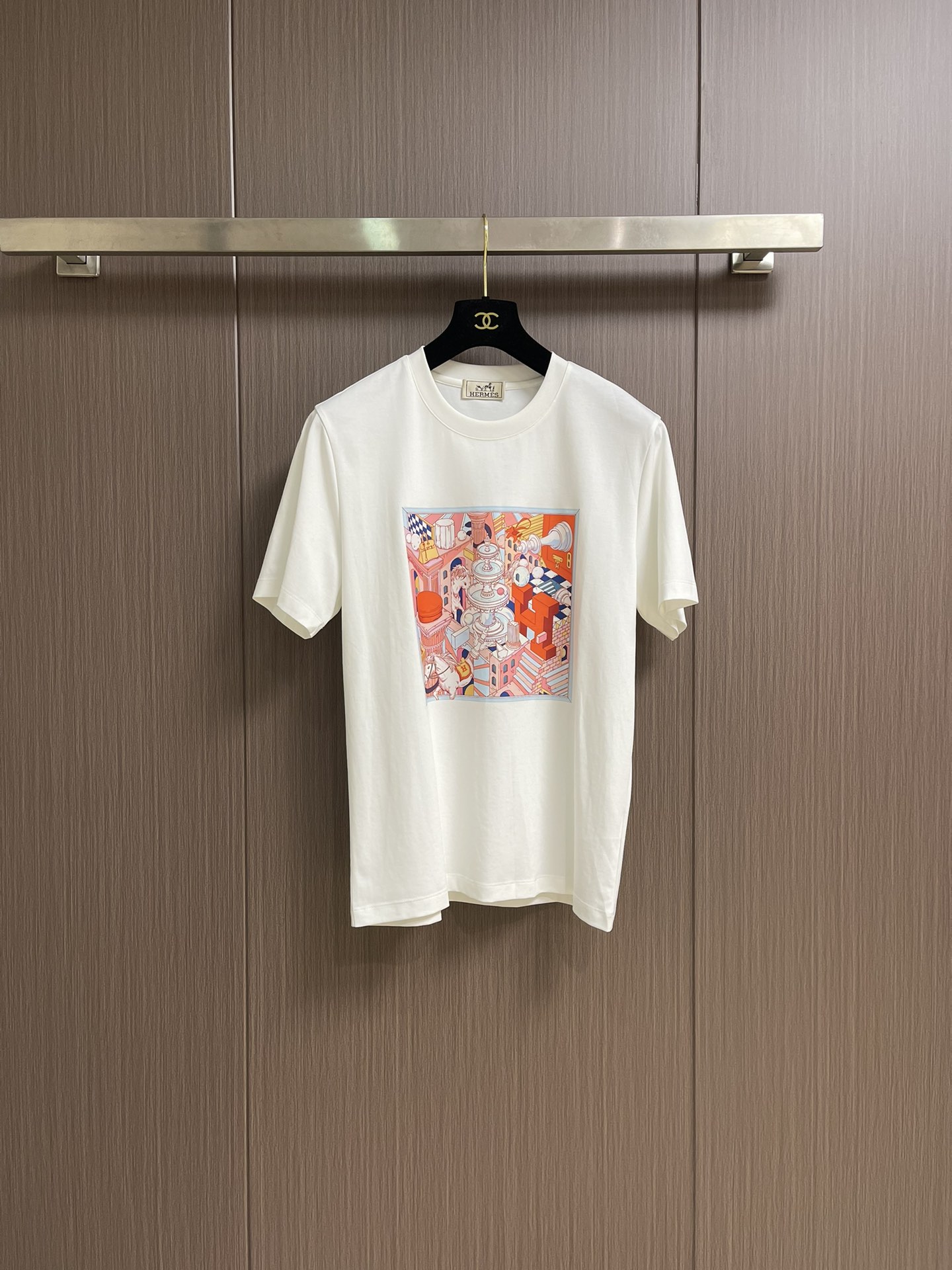 NO:498278,Hermes SS spring and summer new theme printed round neck short-sleeved T-shirt, new graphic illustration prints, the upper body has a very bright spot, the pattern is fine and textured, the fitting tailoring, the neckline is slightly fitted to the neck, making the overall upper body look younger and more fashionable, the fabric is made of mercerized cotton, the surface has a warm luster, skin-friendly, breathable, and a very crisp feeling Size M-XXL,, hermes, T-shirt,tees, t-shirt,alexander wang19860909hermes SS春夏新款主题印花圆领短袖t恤,新图型插画印花 上身很有亮点 图案精细而显质感 合体的剪裁 领口微微贴合颈部,让整体上身更显年轻时尚,面料采用丝光棉的材质 表面有着温润的光泽感 亲肤 透气 又有很好的挺括感 尺码M-XXL,,hermes,T-shirt,tees，t-shirt,alexander wang,Men's clothing