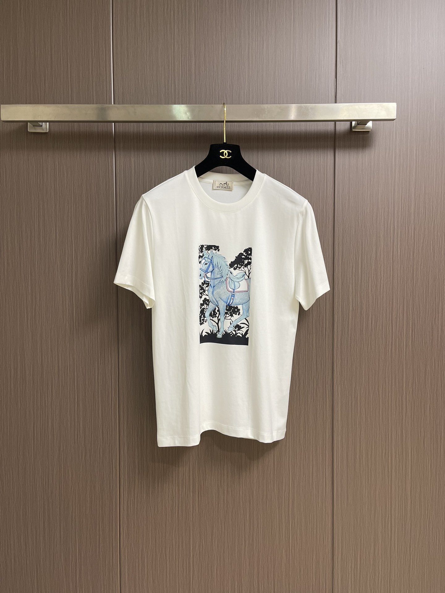 NO:495783,Hermes 2025SS spring and summer new style, with artistic colors and theme design, round neck short-sleeved T-shirt, the overall color matching of the theme is quite artistic, the upper body can experience the theme brings youthfulness and fashion sense. It looks simple, with color-pulled printing technology, rich colors, three-dimensional and no sense of stuffiness. The slightly wide cut, the neckline slightly fits the neck, making the overall upper body look younger and fashionable. Before cutting, the fabric is strictly followed by the standard of 5 washes before dyeing, and the shrinkage rate is controlled within 2%. The fabric is made of a customer-supplied high-weight pure cotton texture, with a warm and shiny surface, which makes the upper body comfortable and smooth, high-end, skin-friendly, breathable, and has a very crisp feeling. Size M-XXL,, hermes, T-shirt,tees, t-shirt,alexander wang19860909Hermes 2025SS春夏新款 颇具艺术色彩主题设计圆领短袖T恤,主题印花整体的配色颇具艺术色彩 上身就能体会主题带来年轻与时尚感 看是简约印花,采用彩拔的印花工艺,色彩丰富 立体的同时又不会有闷湿感 微阔的剪裁,领口微微贴合颈部,让整体上身更显年轻时尚 ,面料在裁剪前,严格按照染 色前5次 洗水的标准,将缩水率控制在2％内, 面料采用客供定织高克重纯棉质地,表面有着温润的光泽感,上身舒适顺滑,显高档 亲肤 透气,又有很好挺括感.尺码M-XXL,,hermes,T-shirt,tees，t-shirt,alexander wang,Men's clothing