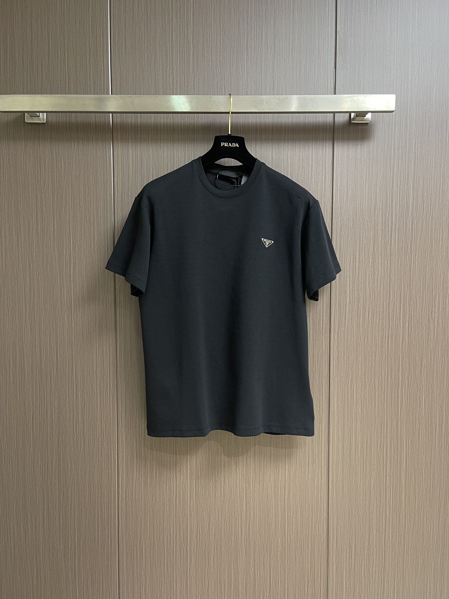 NO:495746,PRADA's new triangle chest steel standard short-sleeved T-shirt is made of 40 mercerized and soft fabric, the weight of 230 grams after washing the fabric, and the neckline thread is matched with native fabric. The chest steel standard is made of all-steel material electroplating, folk three treasure enamel electroplating technology, and the bottom is made of stainless steel round nails to make the upper body of the clothes more comfortable. The overall wiring is straight and delicate, the fabric is comfortable and soft, and the color is consistent and there is no color difference. It can be matched with the same style to create a fashionable look, and can handle various occasions, customize auxiliary materials, complete three standards, the same style for men and women!  Size S-XL, prada, T-shirt,tees, t-shirt,alexander wang19860909PRADA 新三角胸口钢标短袖T恤,采用40支丝光柔,面料布匹洗水后克重为230克,领口螺纹搭配原生本布.胸口钢标采用全钢材料电镀而成,民间三宝珐琅电镀工艺,底部采用不锈钢圆钉搭配 让衣服上身效果更为舒适.整体走线平直细腻,面料舒适柔软,颜色一致无色差,能与同款搭配营造时尚造型,驾驭各种场合,定制辅料,三标齐全,男女同款！尺码S-XL,,prada,T-shirt,tees，t-shirt,alexander wang,Men's clothing