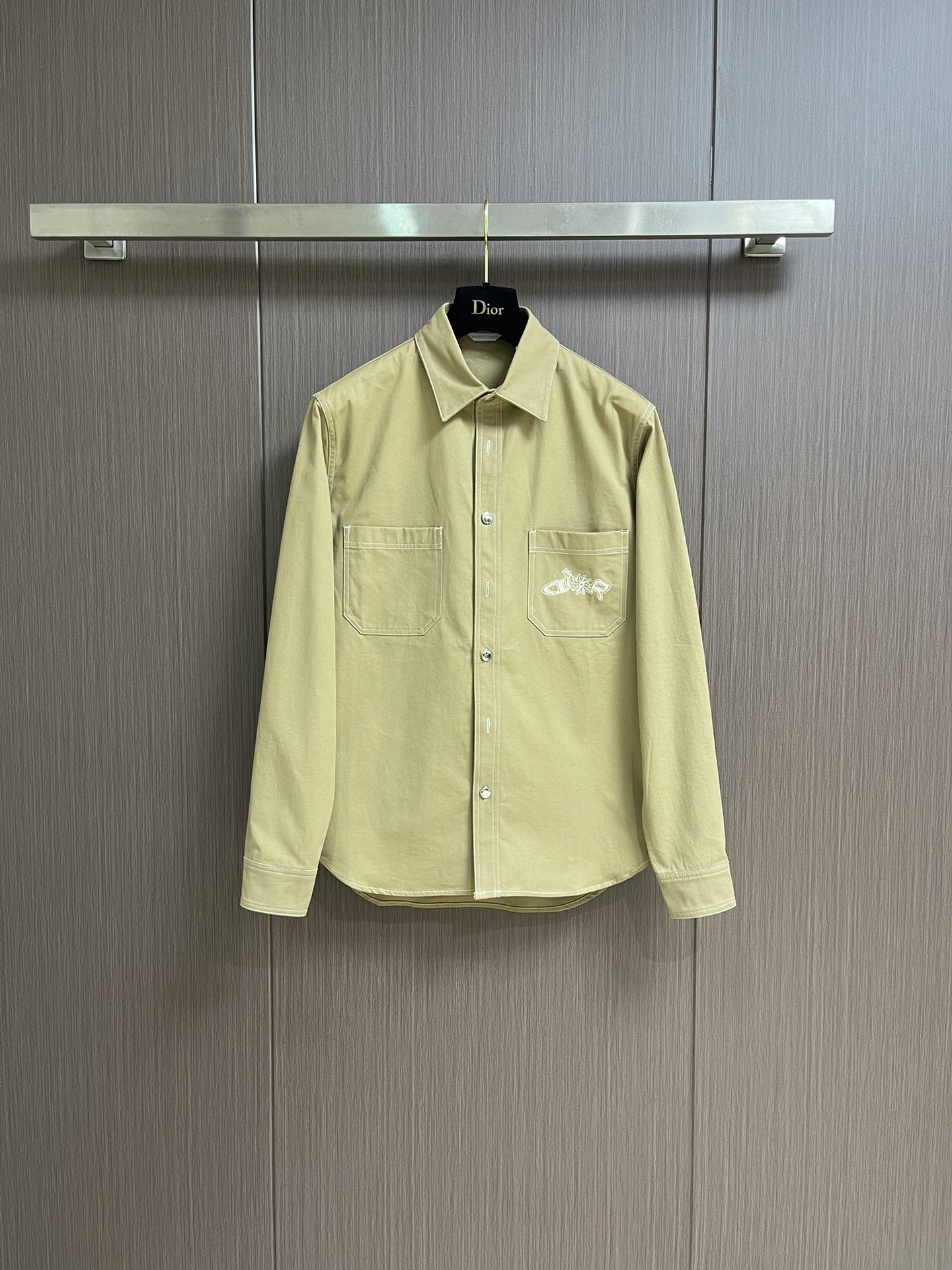 NO:461501,Tops, trousers, Dior 2025ss new long-sleeved shirt straight-leg pants suit, is a new product in the 2025 autumn series, from the AND LEWIS HLTON limited series. It is carefully crafted from customer-supplied cotton fabrics, with patch pockets on the chest, one of which is embroidered in the same tone joint series, reinterpreting the logo in a graphic style. It can be matched with this limited series to create a delicate look. Size S-XL 38-30-40-41,,dior,shirts,alexander wang19860909上衣 长裤 Dior 2025ss新款长袖衬衫直筒裤套装,是二零二五秋季系列新品,来自 AND LEWIS HLTON 限定系列.采用客供棉质面料精心制作,胸前饰以贴袋,其中一个点缀以同色调联名系列刺绣,以图形风格重新诠释 标志.可与该限定系列的搭配,打造精致造型.尺码S-XL 38-30-40-41,,dior,shirts,alexander wang,Men's clothing