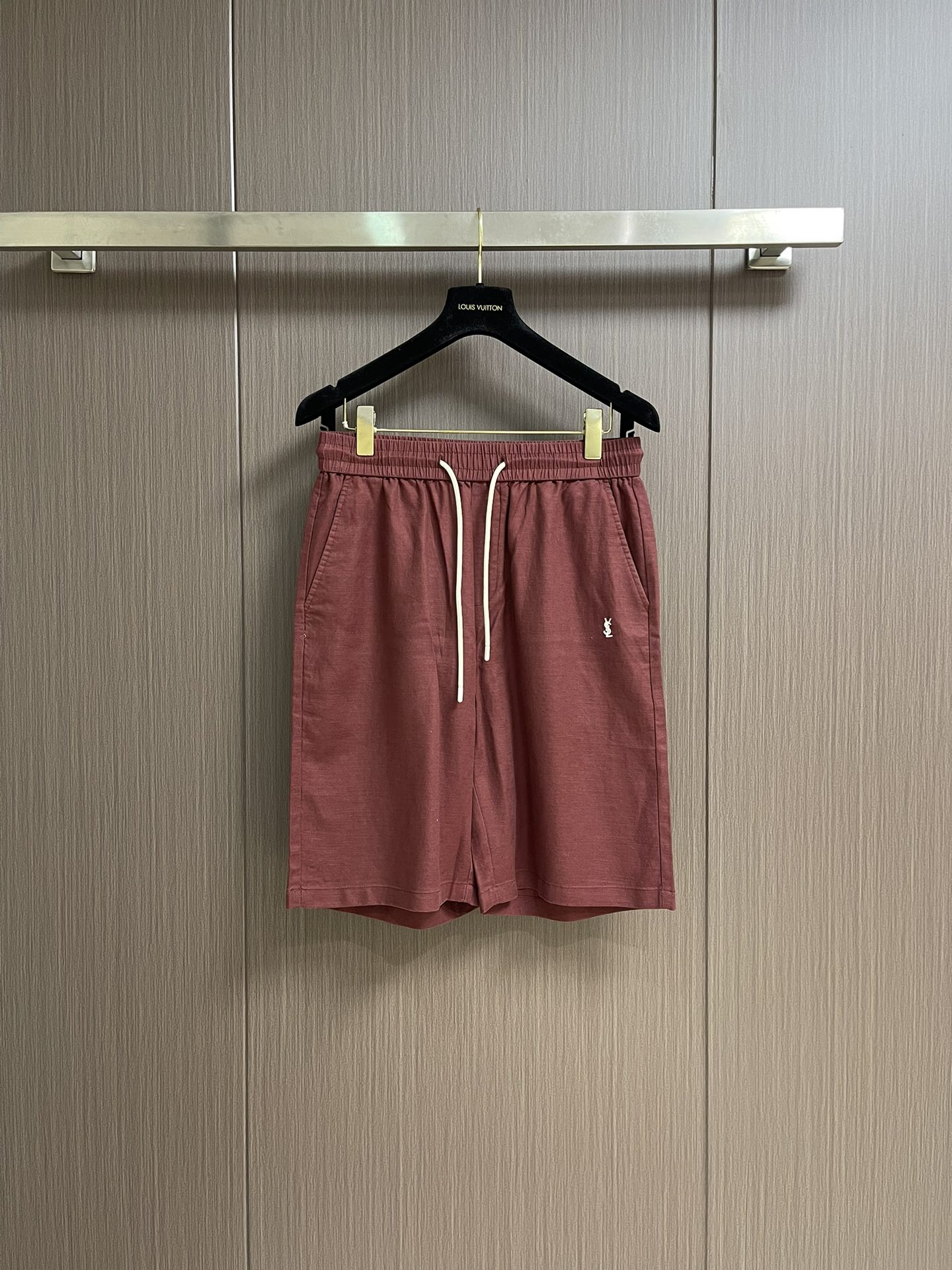 NO:461529,YSL fixed linen burgundy casual shorts, summer handsome men go out, how can this YSL red casual shorts be missing?  It uses high-quality linen fabric, natural and breathable, quickly dissipates heat, bid farewell to the stuffy heat, and keeps you refreshing in the hot summer. The classic burgundy tone is rich and elegant, and the upper body easily enhances the sense of fashion and high-end. The drawstring design at the waist can be adjusted freely according to the body shape to ensure that it is comfortable and fit without strangling. The trouser body is simple and neat, without too much complicated decoration, and the pockets on both sides are convenient for placing small objects. The tailoring of the legs is just right, showing casualness and freedom when walking. There is also a delicate YSL embroidery logo that low-key highlights the brand identity and luxury texture. Whether it is matched with a simple white T or a personalized print, it can help you easily create a unique and charming casual look. Size XS-L, saint laurent, shorts, alexander wang19860909YSL 定织亚麻酒红色休闲短裤,夏日型男出街,怎能少了这条YSL麻红色休闲？它采用高品质亚麻面料,天然透气,能迅速排散热量,告别闷热,让你在炎炎夏日也能保持清爽.经典酒红色调,浓郁而不失雅致,上身轻松提升时尚感与高级感.腰部的抽绳设计,可根据身形自由调节,确保舒适贴合不勒身.裤身简约利落,没有过多繁杂装饰,两侧口袋方便放置小物件 .裤腿处的剪裁恰到好处,走动间尽显随性洒脱.还有精致的YSL刺绣标志,低调彰显品牌身份与奢华质感.无论是搭配简约白T还是个性印花,都能助你轻松打造出独具魅力的休闲造型.尺码XS-L,,saint laurent,shorts,alexander wang,Men's clothing