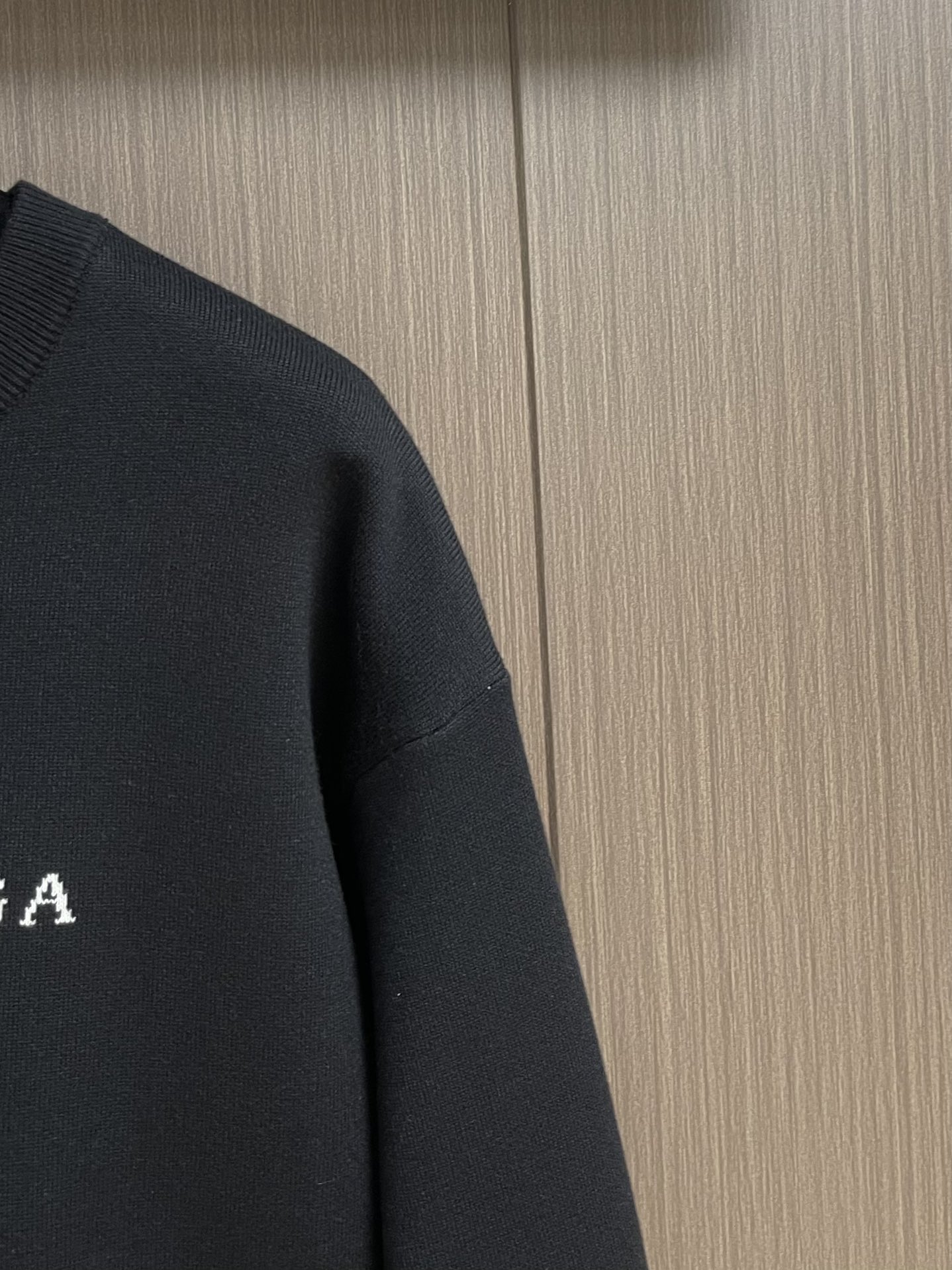 Luxurious Balenciaga BB Knitted Sweaters – Sheep and Cotton Yarns, Imported from Germany, Premium Quality, Customizable, Unisex Sizes - 图片 4