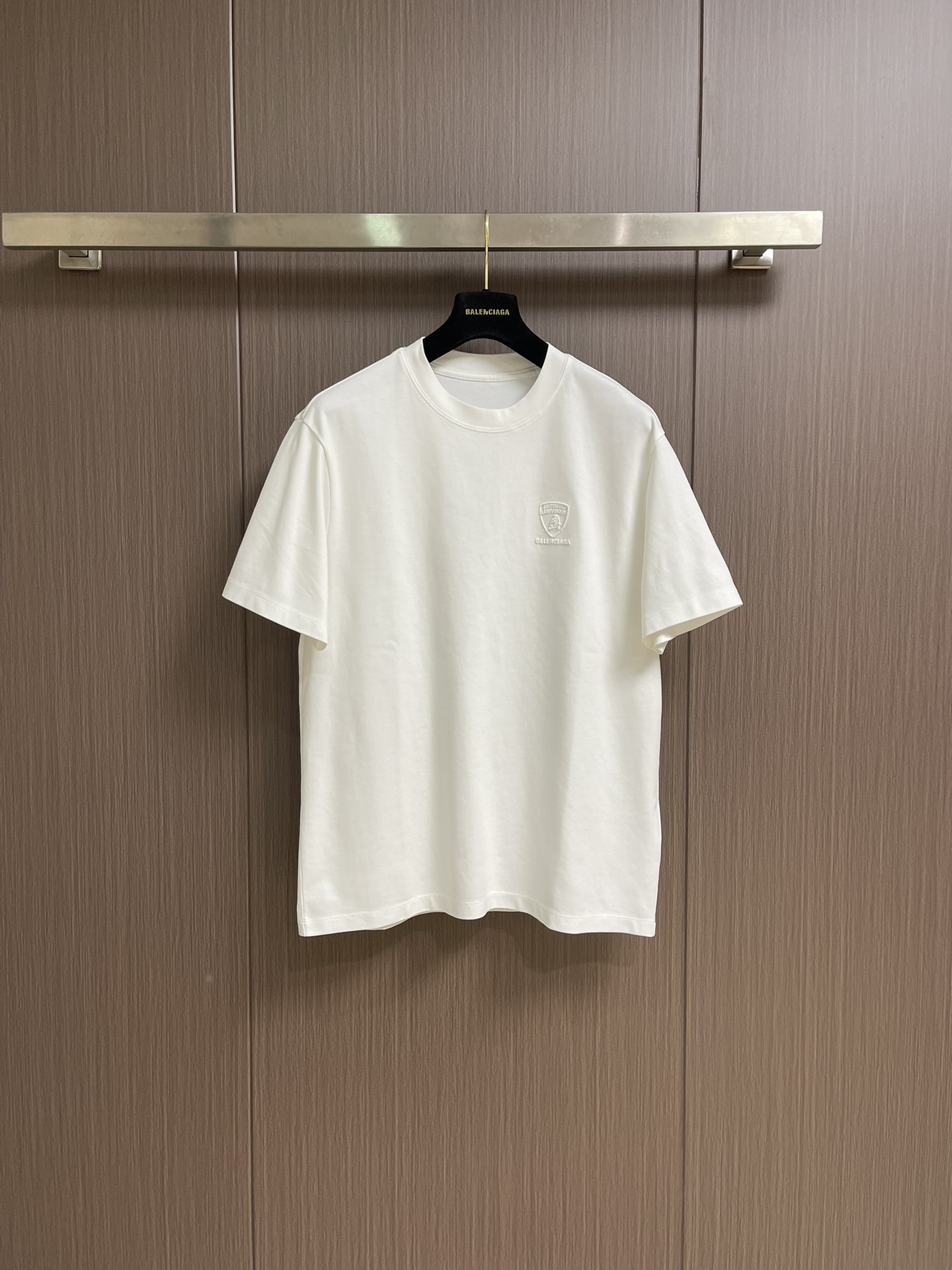 NO:495796,Balenciaga X co-branded Lamborghini embroidered short-sleeved T-shirt, the fabric is customized with original custom dyed, the touch is soft, the overall wiring is straight and delicate, the fabric is comfortable and soft, the color is consistent and there is no color difference, it can be matched with the same style to create a fashionable look, and it can be customized for various occasions, custom auxiliary materials, complete three standards, the same style for men and women!  Size M-5XL M size bust 106 Shoulder width 46.8 Clothes length 68.5 L size bust 110 Shoulder width 48 Clothes length 70 XL size bust 114 Shoulder width 49.2 Clothes length 71.5 XXL size bust 118 Shoulder width 50.4 Clothes length 73 3XL size bust 122 Shoulder width 51.6 Clothes length 74 4XL size bust 126 Shoulder width 52.8 Clothes length 75 5XL size bust 130 Shoulder width 54 Clothes length 76,,balenciaga,T-shirt,tees,t-shirt,alexander wang19860909Balenciaga X 联名兰博基尼刺绣短袖T恤,面料采用原版定制定染全面双纱 手感柔软 整体走线平直细腻 面料舒适柔软 颜色一致无色差 能与同款搭配营造时尚造型,驾驭各种场合,定制辅料,三标齐全,男女同款！尺码M-5XL M码胸围106 肩宽46.8 衣长68.5 L码胸围110 肩宽48 衣长70 XL码胸围114 肩宽49.2 衣长71.5 XXL码胸围118肩宽50.4衣长73 3XL码胸围122肩宽51.6衣长74 4XL码胸围126肩宽52.8 衣长75 5XL码胸围130肩宽54 衣长76,,balenciaga,T-shirt,tees，t-shirt,alexander wang,Men's clothing