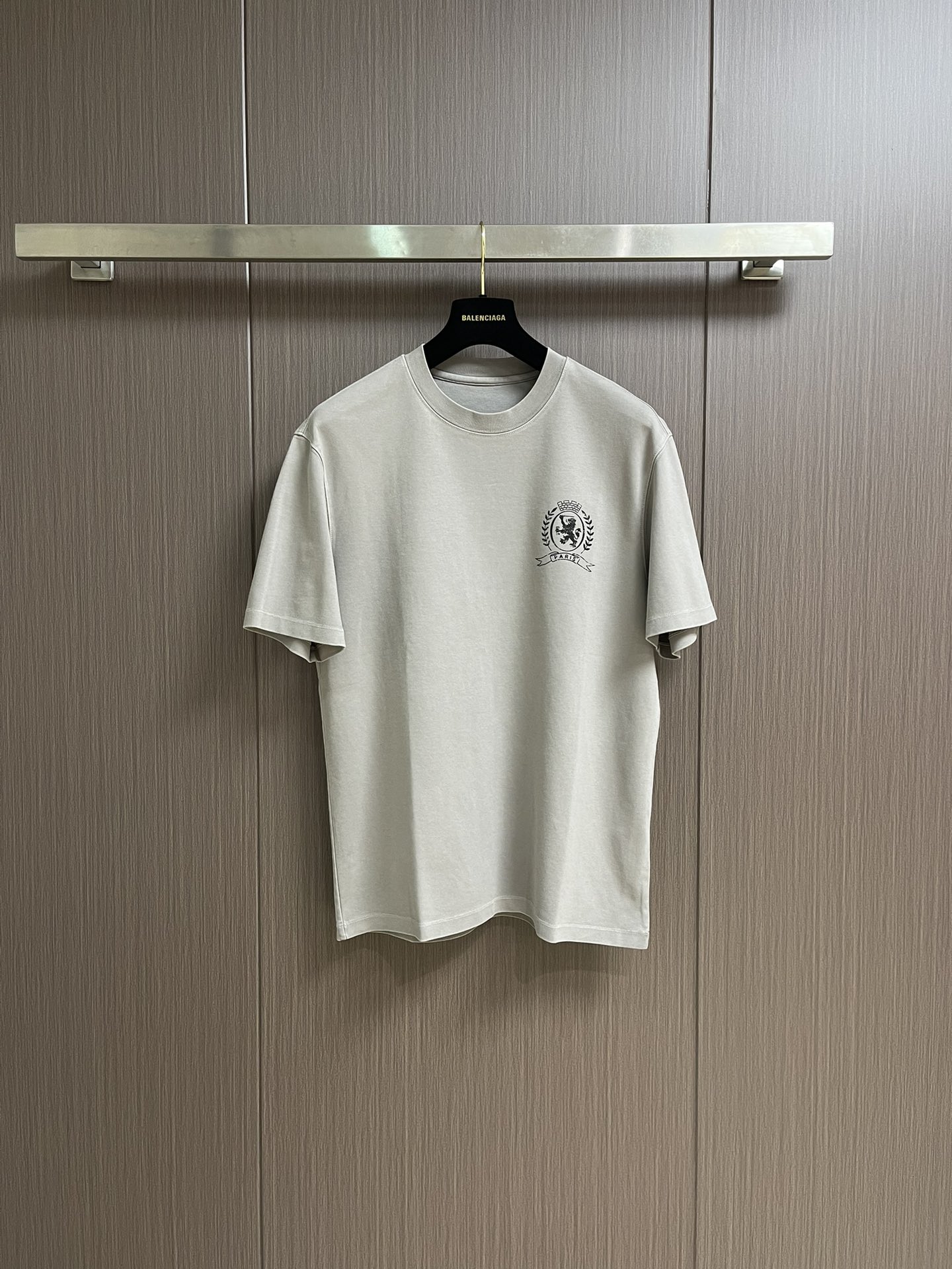 NO:461549,Balenciaga old printed short-sleeved T-shirt, made of rough yarns, and has a retro style. Plain wrinkles are a basic fabric structure, characterized by frequent warp and weft yarns interwoven, the fabric has a flat appearance, clear texture, and a relatively light feel. Size M-5XL M-size bust 106 Shoulder width 46.8 Clothes length 68.5 L-size bust 110 Shoulder width 48 Clothes length 70 XL-size bust 114 Shoulder width 49.2 Clothes length 71.5 XXL-size bust 118 Shoulder width 50.4 Clothes length 73 3XL-size bust 122 Shoulder width 51.6 Clothes length 74 4XL-size bust 126 Shoulder width 52.8 Clothes length 75 5XL-size bust 130 Shoulder width 54  76, balenciaga, T-shirt,tees, t-shirt,alexander wang19860909Balenciaga 做旧印花短袖T恤,采用较粗纱线制成的平纹结构,并且具有复古风格.平纹是一种基本的织物结构,特点是经纬纱线交织频繁,织物外观平整、纹理清晰,手感比较轻薄.尺码M-5XL M码胸围106 肩宽46.8 衣长68.5 L码胸围110 肩宽48 衣长70 XL码胸围114 肩宽49.2 衣长71.5 XXL码胸围118肩宽50.4衣长73 3XL码胸围122肩宽51.6衣长74 4XL码胸围126肩宽52.8 衣长75 5XL码胸围130肩宽54 衣长76,,balenciaga,T-shirt,tees，t-shirt,alexander wang,Men's clothing