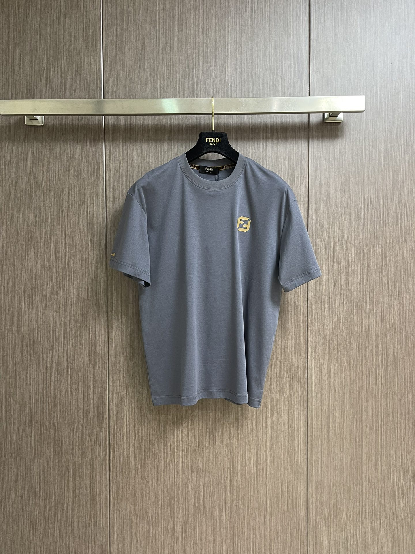 NO:507217,FENDI double-letter yellow short-sleeved T-shirt, with its bright colors and simple design, has become the focus of fashion in summer. The short-sleeved style uses bright yellow tones, full of vitality and youth. When you wear it, it seems that the whole summer is brighter. The double-letter design on the body is simple and unique. Whether it is a couple outfit or a tacit match between friends, you can easily control it. The short-sleeved style is well-tailed, which not only retains enough comfort, but also shows the wearer's fashion taste. Whether it is matched with jeans or casual pants, it can easily create a casual and natural street style. In the hot summer, this double-letter yellow short-sleeved short-sleeved is undoubtedly your best choice, allowing you to stand out from the crowd and become the most dazzling existence. Sizes XS-L, fendi, jeans, T-shirt, tees, t-shirt, alexander  wang19860909FENDI 双字母黄色短袖T恤,以其鲜明的色彩和简约的设计,成为了夏日里的时尚焦点.短袖采用鲜艳的黄色调,充满活力与青春感,穿上它,仿佛整个夏天都变得更加明媚.衣身上的双字母设计,简洁而不失个性,无论是作为情侣装还是朋友间的默契搭配,都能轻松驾驭.短袖的版型剪裁得体,既保留了足够的舒适度,又展现出了穿着者的时尚品味.无论是搭配牛仔裤还是休闲裤,都能轻松营造出随性自然的街头风格.在炎炎夏日里,这款双字母黄色短袖无疑是你的最佳选择,让你在人群中脱颖而出,成为最耀眼的存在.尺码XS-L,,fendi,jeans,T-shirt,tees，t-shirt,alexander wang,Men's clothing