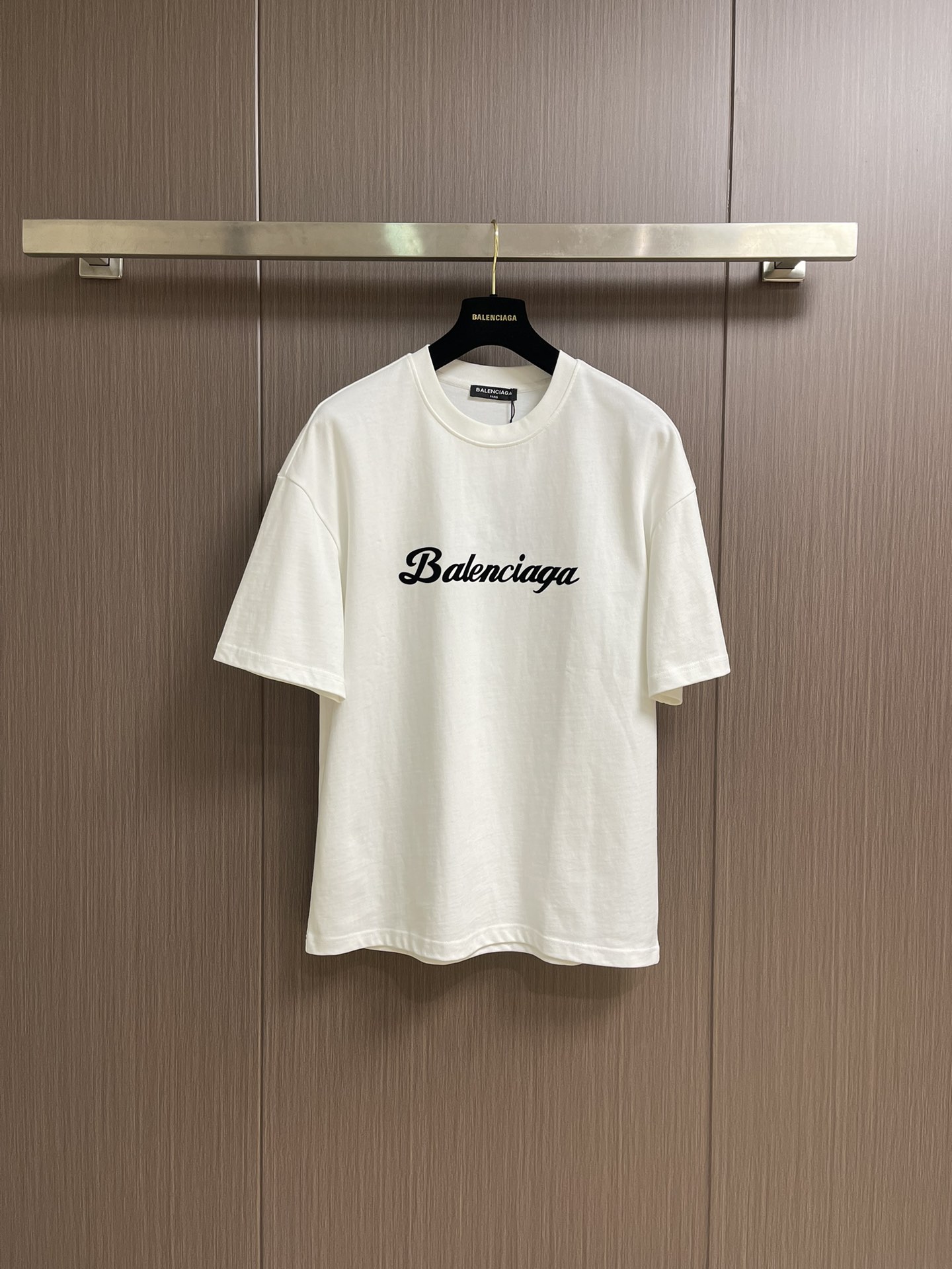NO:470734,Balenciaga logo printed round neck short-sleeved T-shirt, the fabric is made of 21 double yarn combed cotton, and the fabric is customized 1: 1 original color. The fabric is washed with gram weight of about 300 grams, and the thread is matched with 1*1 same cylinder cross thread. The garment faded and worn, divided into 20 pieces, one cylinder effectively ensures that each piece of clothing is uniform in color. Each piece faded and the same color as the original. Size M-XXL,,balenciaga, T-shirt,tees, t-shirt,alexander wang19860909balenciaga logo印花圆领短袖T恤,面料采用21支双纱精梳棉,面料定制1: 1原版同色.面料成衣洗水后克重约300克,螺纹搭配1*1同缸十字螺纹.成衣褪色做旧,分为20件一缸有效保证每一件衣服颜色均匀.每一件褪色效果都与原版一致同色.尺码M-XXL,,balenciaga,T-shirt,tees，t-shirt,alexander wang,Men's clothing