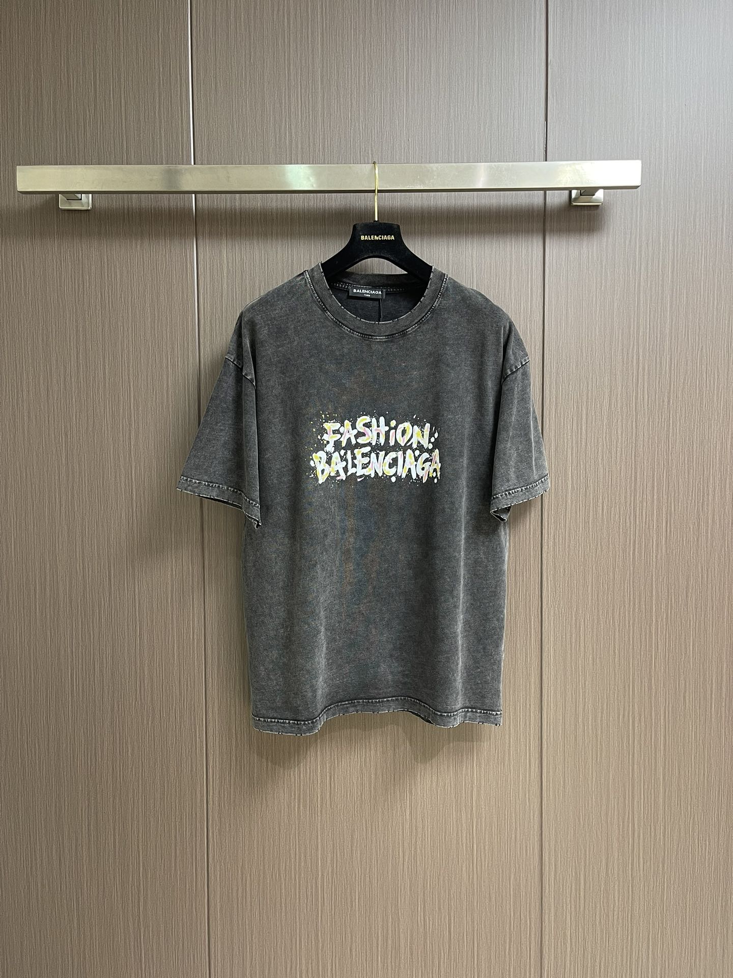 NO:461555,Balenciaga 2025ss summer new artistic printed short-sleeved T-shirt, ready-to-wear washed and worn short-sleeved T-shirt.  The fabric is made of Paris ZP fixed woven fixed dyed full cotton double yarn tight cotton.  Gram weight is 260 grams, and the cloth is clean.  The fabric is clear, soft and comfortable, and the threads are fixed dyed without color difference. The classic pattern is printed with environmentally friendly imported materials, with clear letters and three-dimensional effect.  Washing clothes for old clothes, hand-mixed by multiple pieces. Production of overweight technology, sizes M-XXL, balenciaga, T-shirt, tees, t-shirt, alexander wang19860909Balenciaga 2025ss夏季新款艺术印花短袖T恤,成衣水洗磨烂做旧短袖T恤．面料采用巴黎ZP定织定染全棉双纱紧密棉．克重260克,布面干净．布纹清晰,柔软舒适,螺纹采用定染无色差.经典图案采用环保进口材料印花,字母清晰,效果立体．成衣水洗作旧,多位手工磨烂.超重工艺生产,尺码M-XXL,,balenciaga,T-shirt,tees，t-shirt,alexander wang,Men's clothing