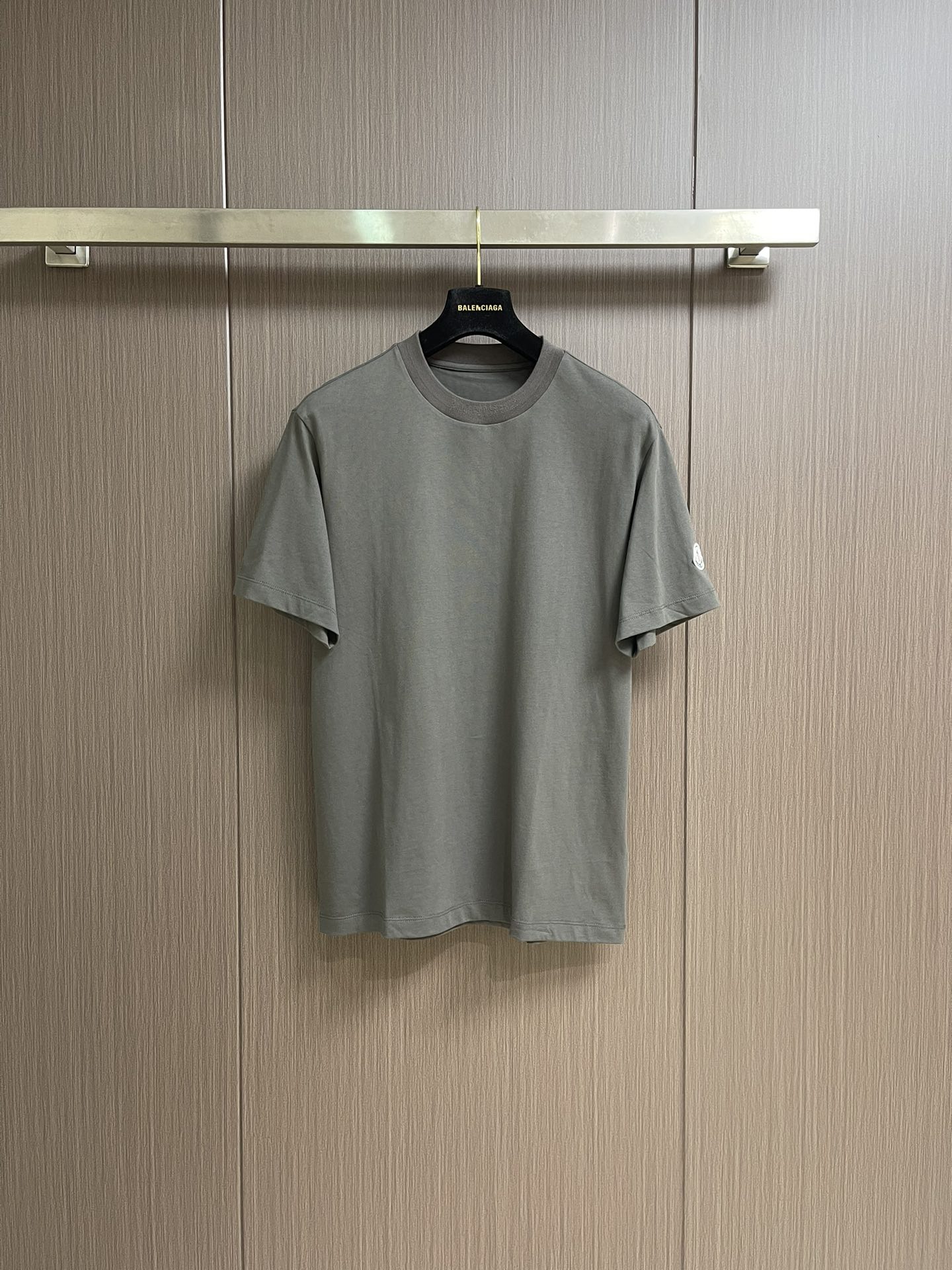 NO:495741,MONCLER logo patch short-sleeved T-shirt, the fabric is made of Xinjiang long velvet cotton 32 double-strand fabric 240 grams of double yarn, and is embroidered with Bailingda embroidery machine. The overall thread is straight and delicate, the fabric is comfortable and soft, and the color is consistent and no color difference. It can be matched with the same style to create a fashionable look, control various occasions, customize auxiliary materials, complete three standards, the same style for men and women!  Size M-5XL M size bust 106 Shoulder width 46.8 Clothes length 68.5 L size bust 110 Shoulder width 48 Clothes length 70 XL size bust 114 Shoulder width 49.2 Clothes length 71.5 XXL size bust 118 Shoulder width 50.4 Clothes length 73 3XL size bust 122 Shoulder width 51.6 Clothes length 74 4XL size bust 126 Shoulder width 52.8 Clothes length 75 5XL size bust 130 Shoulder width 54 Clothes length 76, T-shirt,tees,t-shirt,alexander wang19860909MONCLER 标志贴布短袖T恤,面料采用新疆长绒棉32支双股面料240克双纱 采用百灵达刺绣机作业章仔绣花.整体走线平直细腻,面料舒适柔软,颜色一致无色差 能与同款搭配营造时尚造型,驾驭各种场合,定制辅料,三标齐全,男女同款！尺码M-5XL M码胸围106 肩宽46.8 衣长68.5 L码胸围110 肩宽48 衣长70 XL码胸围114 肩宽49.2 衣长71.5 XXL码胸围118肩宽50.4衣长73 3XL码胸围122肩宽51.6衣长74 4XL码胸围126肩宽52.8 衣长75 5XL码胸围130肩宽54 衣长76,,T-shirt,tees，t-shirt,alexander wang,Men's clothing