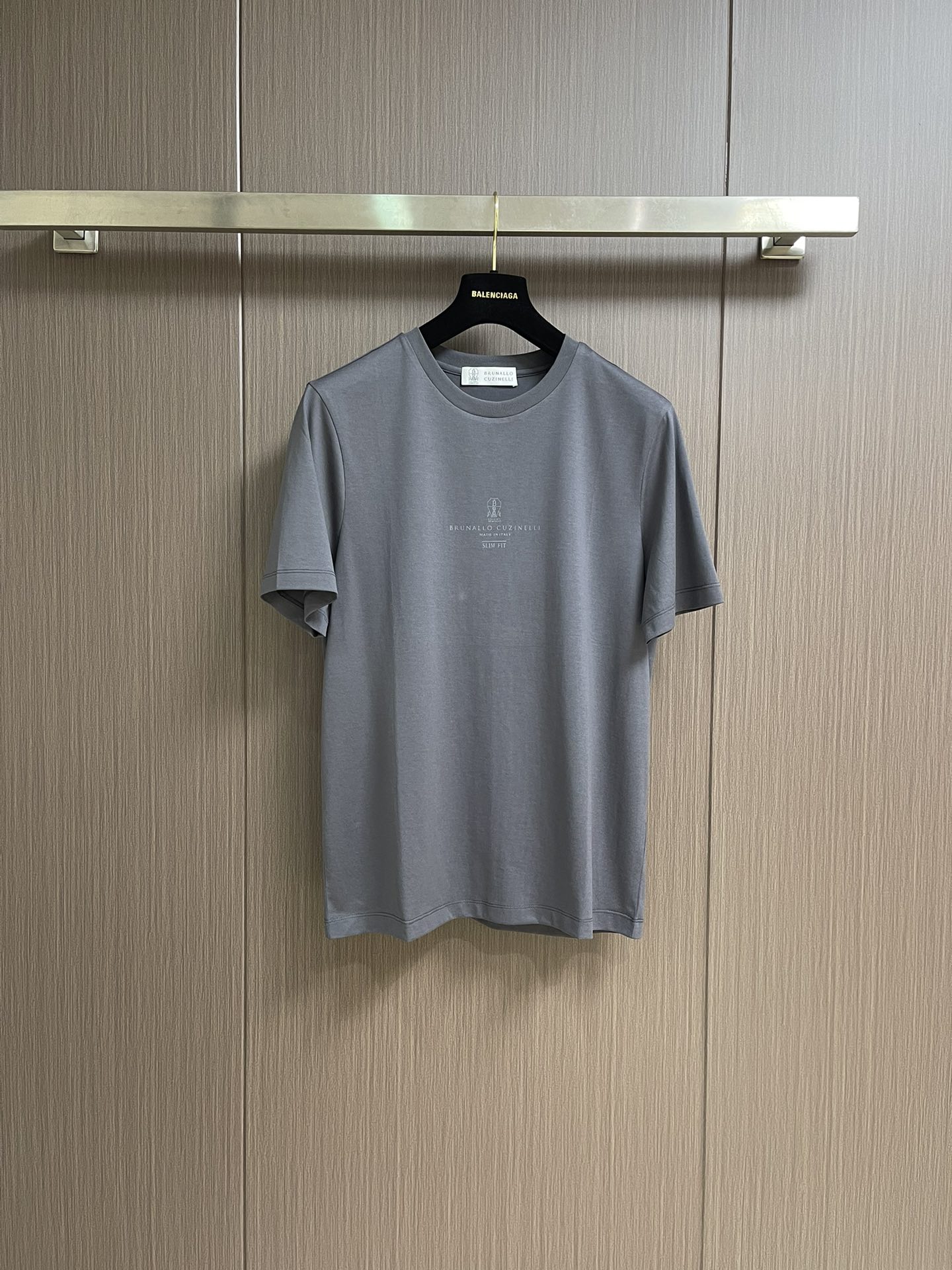 NO:507245,Brunello Cucinelli BC letter logo printed round neck T-shirt. Early spring series, customized long lemon cotton, cotton is soft and comfortable, light and breathable, simple and atmospheric, low-key and luxurious, and productive!  The chest is decorated with BC logo print, breaking the monotony of solid color design, elegant and generous. It also has brand recognition. Size M-5XL M size bust 106 shoulder width 46.8 Clothes length 68.5 L size bust 110 shoulder width 48 Clothes length 70 XL size bust 114 shoulder width 49.2 Clothes length 71.5 XXL size bust 118 shoulder width 50.4 Clothes length 73 3XL size bust 122 shoulder width 51.6 Clothes length 74 4XL size bust 126 shoulder width 52.8 Clothes length 75 5XL size bust 130 shoulder width 54 Clothes length 76, brunello cucinelli,tees, t-shirt,alexander wang19860909Brunello Cucinelli BC 字母logo印花圆领T恤.早春系列,客供定制长绒棉、棉质柔软舒适、轻盈透气,简约大气、低调奢华、有品！胸前饰以BC徽标印花,打破纯色设计的单调感,优雅大方.又具有品牌辨识度.尺码M-5XL M码胸围106 肩宽46.8 衣长68.5 L码胸围110 肩宽48 衣长70 XL码胸围114 肩宽49.2 衣长71.5 XXL码胸围118肩宽50.4衣长73 3XL码胸围122肩宽51.6衣长74 4XL码胸围126肩宽52.8 衣长75 5XL码胸围130肩宽54 衣长76,,brunello cucinelli,tees，t-shirt,alexander wang,Men's clothing