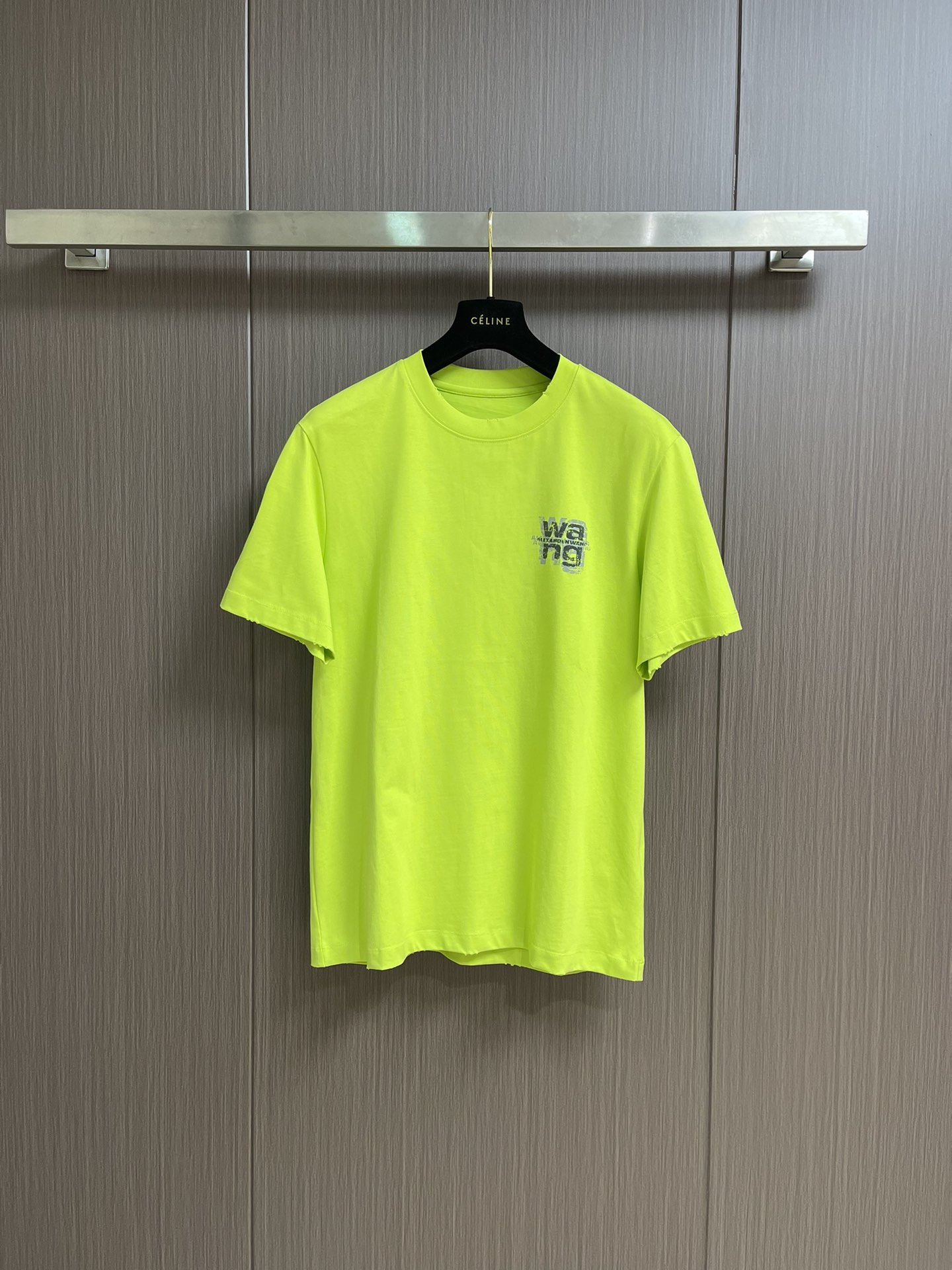 NO:507250,Alexander wang ss Spring and summer new printed letter logo round neck T-shirt, good at shaping the hearts of young people, free and simple lifestyle and trend-oriented elements are deeply sought after by celebrities. It belongs to the os loose style, combined with the design of the shoulder, and the clean and simple color scheme is particularly durable, suitable for daily life. The fabric is pure cotton, with good elasticity and high-quality materials. The advantage is that it is skin-friendly and breathable, and there is no sense of burden at all. Size M-5XL M size bust 106 Shoulder width 46.8 Clothes length 68.5 L size bust 110 Shoulder width 48 Clothes length 70 XL size bust 114 Shoulder width 49.2 Clothes length 71.5 XXL size bust 118 Shoulder width 50.4 Clothes length 73 3XL size bust 122 Shoulder width 51.6 Clothes length 74  4XL size bust 126 shoulder width 52.8 Clothes length 75 5XL size bust 130 shoulder width 54 Clothes length 76, tees, t-shirt, alexander wang19860909Alexander wang ss春夏新款印花字母logo圆领T恤,善于塑造年轻人的心,自由简约的生活方式和顺应潮流的元素深受明星达人的追捧.它是属于 os 宽松版型,结合正肩的设计,结合干净简单的配色就特别耐看,适合日常,面料是选用的是纯棉,弹性较好,高品质的材质,优点就是亲肤透气,完全没有负担感.尺码M-5XL M码胸围106 肩宽46.8 衣长68.5 L码胸围110 肩宽48 衣长70 XL码胸围114 肩宽49.2 衣长71.5 XXL码胸围118肩宽50.4衣长73 3XL码胸围122肩宽51.6衣长74 4XL码胸围126肩宽52.8 衣长75 5XL码胸围130肩宽54 衣长76,,tees，t-shirt,alexander wang,Men's clothing