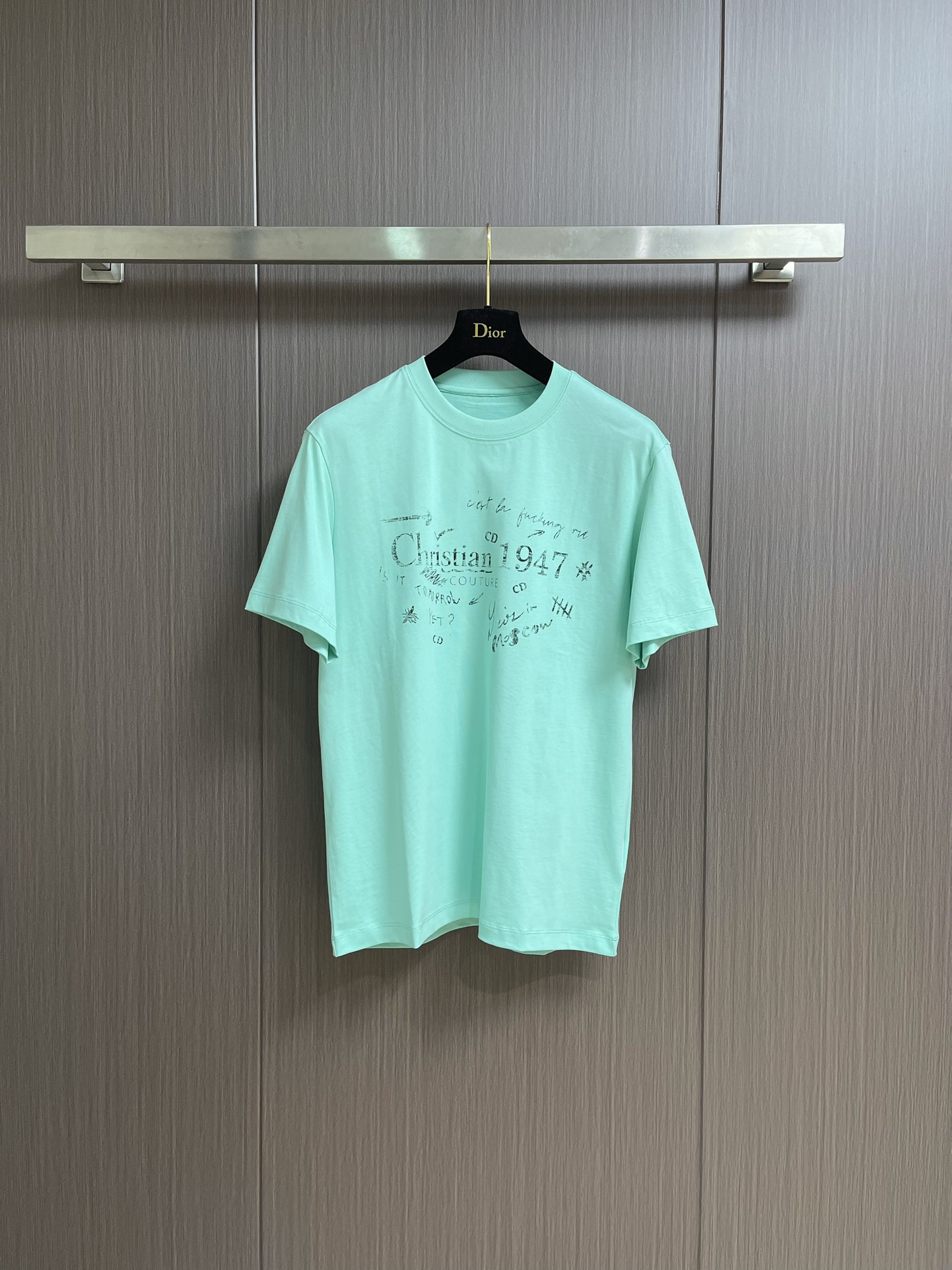 NO:507240,Dior signature printed short-sleeved T-shirt, made of cotton jersey fabric, weighing 310g, matched with 32s double yarn rib, weighing 280g, handwriting style christian dr 1947 logo letter pattern adopts transfer process, with thermal transfer technology to support a firm adhesive molding printing pattern. The neckline, cuffs, hem and other parts are sewn with fine double needle thread, loose style, the same style as men and women!  Size M-5XL M size bust 106 Shoulder width 46.8 Clothes length 68.5 L size bust 110 Shoulder width 48 Clothes length 70 XL size bust 114 Shoulder width 49.2 Clothes length 71.5 XXL size bust 118 Shoulder width 50.4 Clothes length 73 3XL size bust 122 Shoulder width 51.6 Clothes length 74 4XL size bust 126 Shoulder width 52.8 Clothes length 75 5XL size bust 130 Shoulder width 54 Clothes length 76,,dior,T-shirt,tees,t-shirt,alexander wang19860909Dior 签名印花短袖t恤,采用棉质平纹针织面料,克重310g,搭配32s双纱罗纹,克重280g,手写风格 christian dr 1947 标志字母图案选用转移工艺,以热转印技术加持牢固粘合剂成型印花图案,领口、袖口、下摆等部分都有精细双针走线的缝制,宽松版型,男女同款！尺码M-5XL M码胸围106 肩宽46.8 衣长68.5 L码胸围110 肩宽48 衣长70 XL码胸围114 肩宽49.2 衣长71.5 XXL码胸围118肩宽50.4衣长73 3XL码胸围122肩宽51.6衣长74 4XL码胸围126肩宽52.8 衣长75 5XL码胸围130肩宽54 衣长76,,dior,T-shirt,tees，t-shirt,alexander wang,Men's clothing