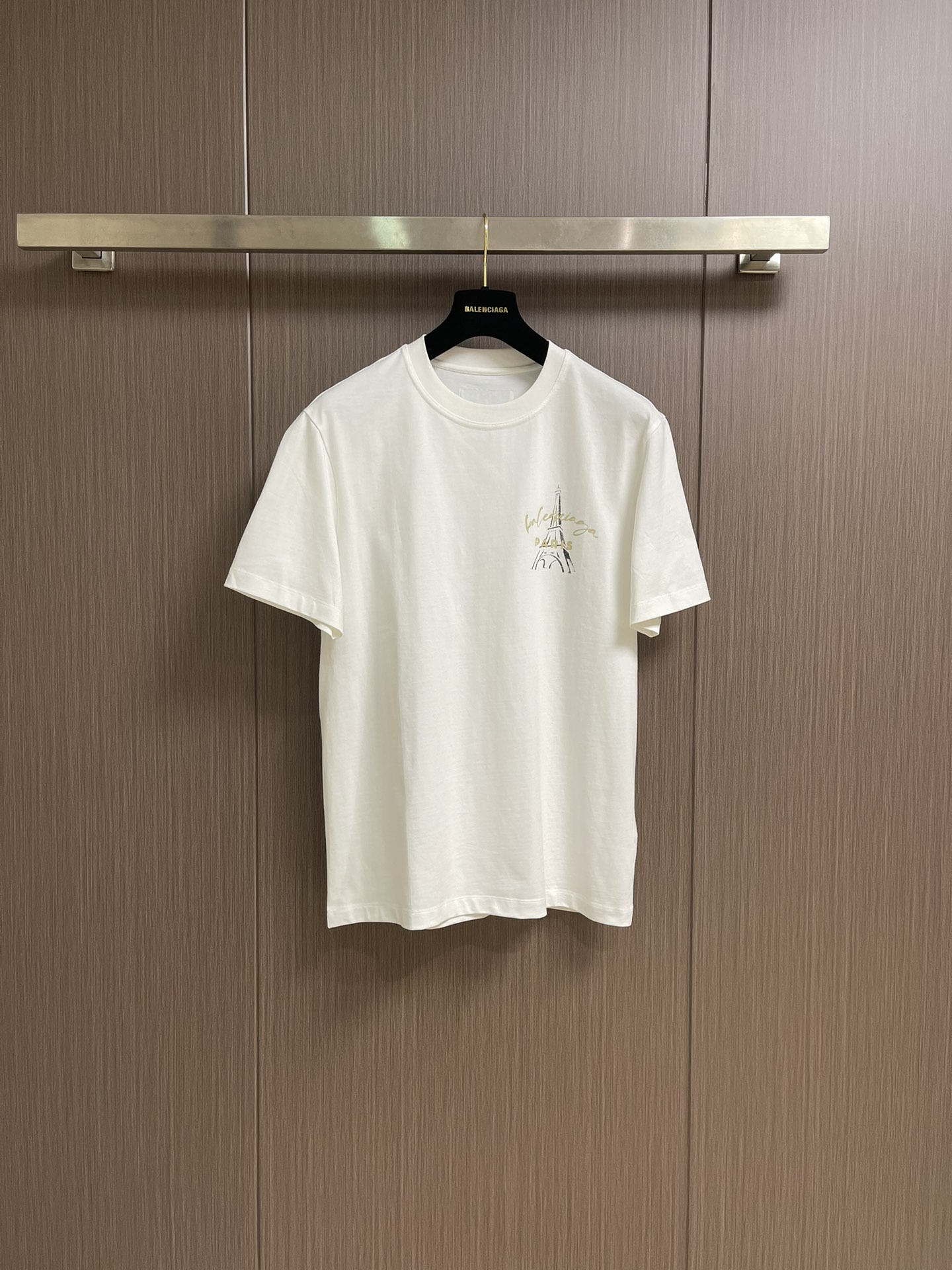 NO:461543,Balenciaga 2025SS Spring and Summer New Paris Tower Print Round Neck Short Sleeve T-shirt. Classic round neck, comfortable and simple round neck design, fits the curve of the neck, is not tight or restrained, and can freely show comfortable posture whether it is daily travel or leisure gathering. The chest is full of artistic Paris Tower Print, paired with the words 'balenciaga PARIS', the brushstrokes seem to be outlined casually, with unique artistic tension. The Paris Tower Print and inspirational English copywriting behind it. This is your Sunday evening reminder that you can handle whatever this week throws at  You.' Combined with it, it not only shows the romantic style of Paris, but also conveys a positive attitude towards life. The ribbed design at the neckline enhances the structure and will not be easily deformed after wearing it. The 'PARIS 1968' label on the back seems to hide the exclusive memory of the brand and Paris, low-key but full of connotation, showing a unique style. Black and white are available in two colors, classic and versatile, white is simple and fresh, and can easily adapt to various styles of bottoms. Whether it is casual or casual and exquisite, it can be perfectly controlled, allowing you to show the brand's fashion charm anytime and anywhere. Size M-5XL M size bust 106 Shoulder width 46.8 Clothes length 68.5 L size bust 110 Shoulder width 48 Clothes length 70 XL size bust 114 Shoulder width 49.2 Clothes length 71.5  XXL size bust 118 shoulder width 50.4 clothes length 73 3XL size bust 122 shoulder width 51.6 clothes length 74 4XL size bust 126 shoulder width 52.8 clothes length 75 5XL size bust 130 shoulder width 54 clothes length 76, balenciaga,balenciaga,T-shirt,tees,t-shirt,alexander wang19860909Balenciaga 巴黎世家 2025SS春夏新品巴黎铁塔印花圆领短袖T恤.经典圆领,自在舒适简约圆领设计,贴合颈部曲线,不紧绷不束缚,无论是日常出行还是休闲聚会,都能自在展现舒适姿态.胸前是艺术感十足的巴黎铁塔印花,搭配'balenciaga PARIS '字样,笔触仿佛随性勾勒,带着独特的艺术张力.背后的巴黎铁塔印花与励志英文文案'This is your Sunday evening reminder that you can handle whatever this week throws at you.'相结合,既展现了巴黎的浪漫风情,又传递出积极向上的生活态度.领口处的罗纹设计,增强了的结构感,久穿不易变形.后背的'PARIS 1968'标签,像是藏着品牌与巴黎的专属记忆,低调却充满内涵,彰显独特格调.黑白双色可选,黑色经典百搭,白色简约清新,轻松适配各种风格的下装,无论是的随性,还是休闲的精致,都能完美驾驭,让你随时随地,尽显品牌的时尚魅力.尺码M-5XL M码胸围106 肩宽46.8 衣长68.5 L码胸围110 肩宽48 衣长70 XL码胸围114 肩宽49.2 衣长71.5 XXL码胸围118肩宽50.4衣长73 3XL码胸围122肩宽51.6衣长74 4XL码胸围126肩宽52.8 衣长75 5XL码胸围130肩宽54 衣长76,,balenciaga,balenciaga,T-shirt,tees，t-shirt,alexander wang,Men's clothing