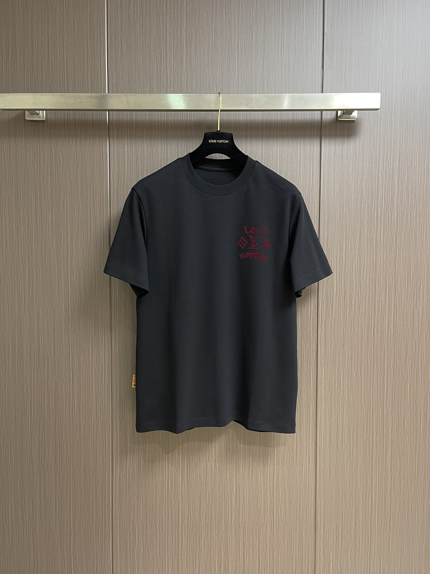 NO:461536,LV flocking patch short-sleeved T-shirt, the fabric is made of high-grough heavy-washed double yarn fabric, flocking letter embroidery technology, light luxury, the overall thread is straight and delicate, the fabric is comfortable and soft, the color is consistent and there is no color difference, it can be matched with the same style to create a fashionable look, control various occasions, customize auxiliary materials, complete three standards, the same style for men and women!  Size M-5XL M size bust 106 Shoulder width 46.8 Clothes length 68.5 L size bust 110 Shoulder width 48 Clothes length 70 XL size bust 114 Shoulder width 49.2 Clothes length 71.5 XXL size bust 118 Shoulder width 50.4 Clothes length 73 3XL size bust 122 Shoulder width 51.6 Clothes length 74 4XL size bust 126 Shoulder width 52.8 Clothes length 75 5XL size bust 130 Shoulder width 54 Clothes length 76,,louis vuitton,T-shirt,tees,t-shirt,alexander wang19860909LV 植绒贴布短袖T恤,面料采用高克重磨毛洗水双纱面料,植绒字母刺绣工艺,轻奢主义,整体走线平直细腻,面料舒适柔软,颜色一致无色差,能与同款搭配营造时尚造型,驾驭各种场合,定制辅料,三标齐全,男女同款！尺码M-5XL M码胸围106 肩宽46.8 衣长68.5 L码胸围110 肩宽48 衣长70 XL码胸围114 肩宽49.2 衣长71.5 XXL码胸围118肩宽50.4衣长73 3XL码胸围122肩宽51.6衣长74 4XL码胸围126肩宽52.8 衣长75 5XL码胸围130肩宽54 衣长76,,louis vuitton,T-shirt,tees，t-shirt,alexander wang,Men's clothing