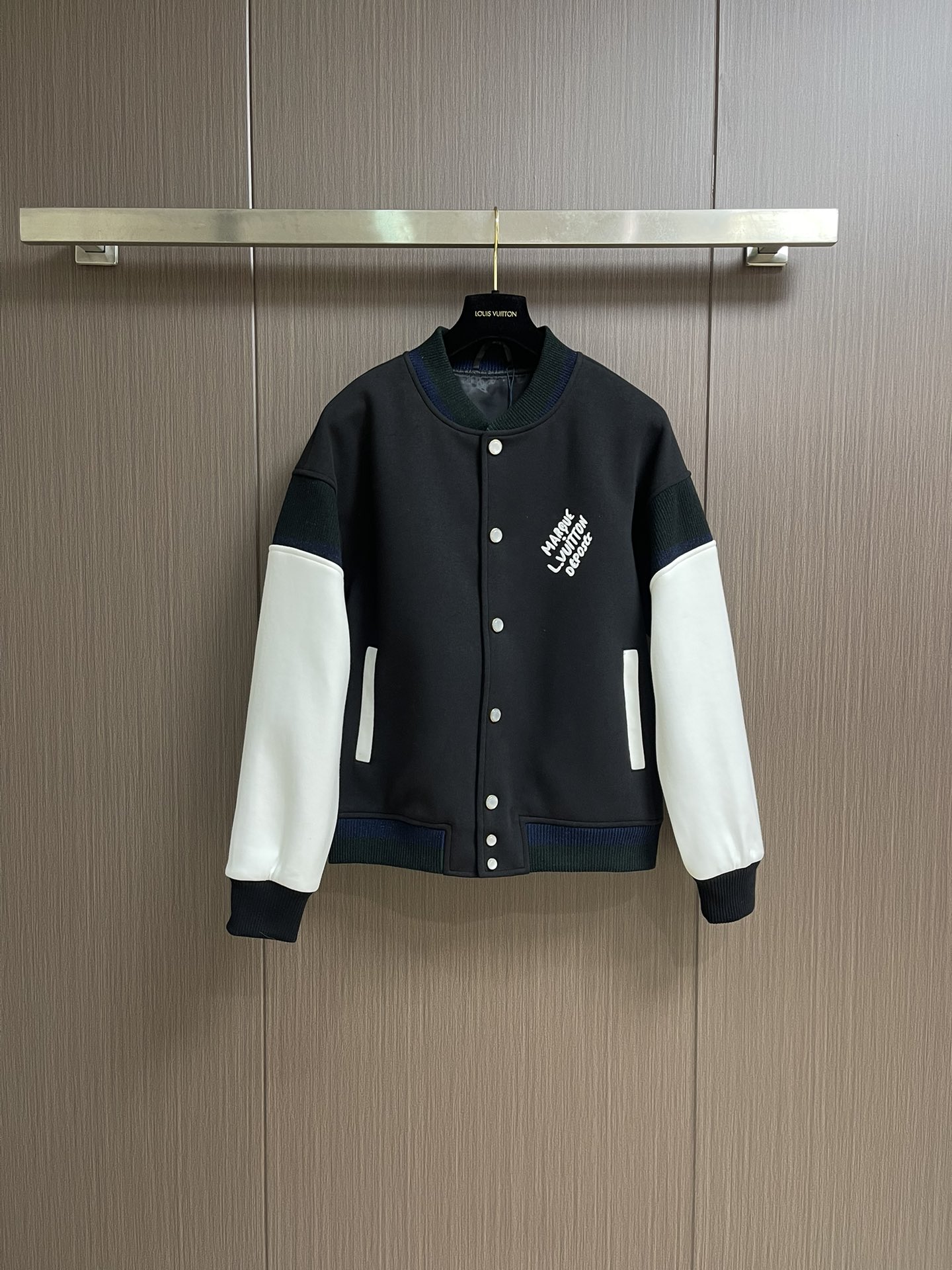 NO:461466,LV 2025ss new baseball tunic jacket, made of soft cotton knitted, blending the rounded silhouette into loose shoulders. Colorful ribbed finishing touches, collar and hem, Marque L.Vuitton Deposee logo embroidery and pearlescent buttons add Dandy style, which can be combined with the same shorts. Size S-XL,,louis vuitton, shorts, jackets & coats,alexander wang19860909LV 2025ss新款棒球束腰夹克,取材柔软棉质针织,为圆润廓形融入宽松肩部.斑斓罗纹点睛衣袖、衣领和下摆,胸前 Marque L.Vuitton Deposee 标识刺绣和珠光纽扣再添丹迪格调,可与同款短裤共筑学院风范.尺码S-XL,,louis vuitton,shorts,jackets & coats,alexander wang,Men's clothing