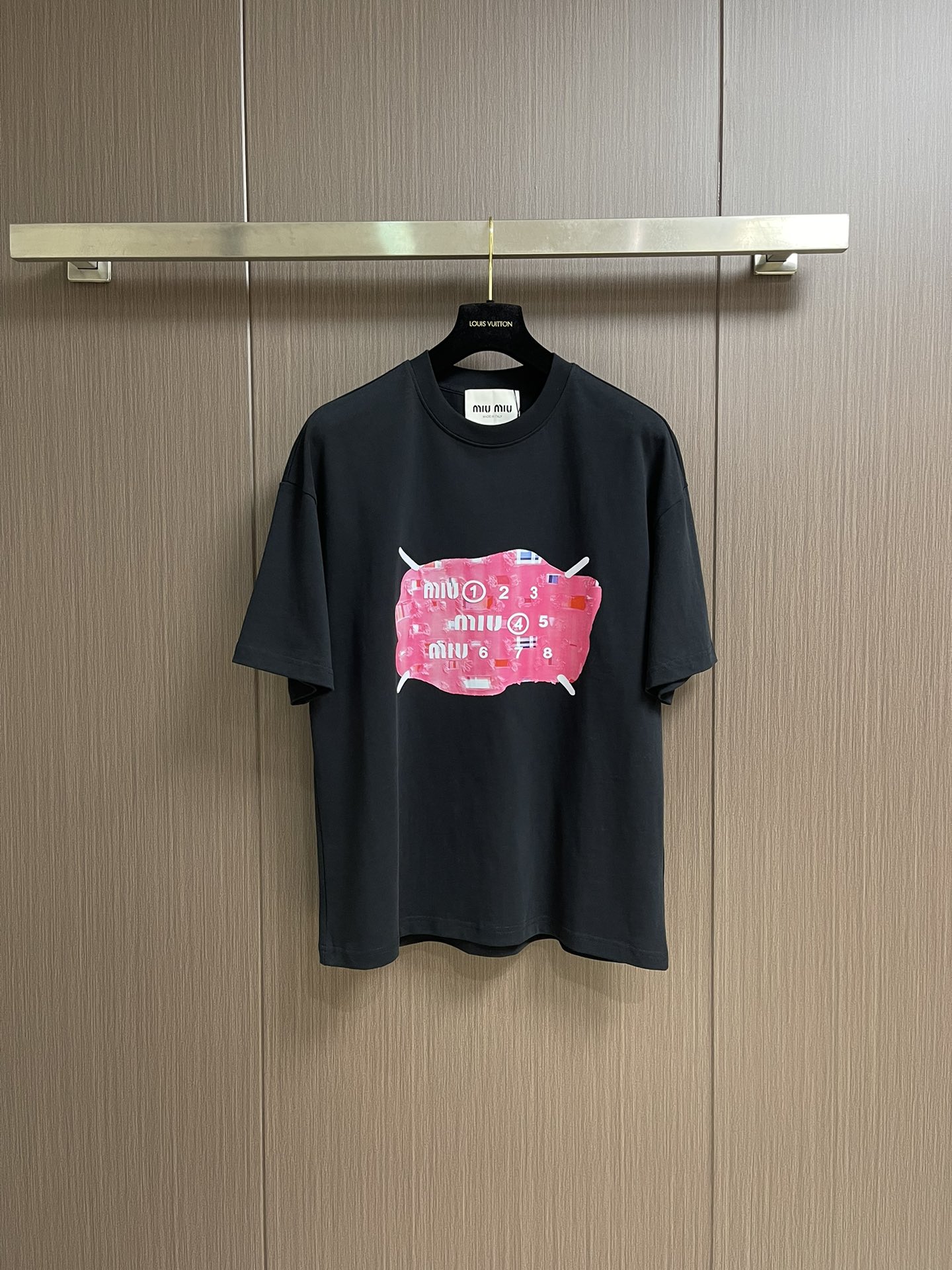 NO:470742,MIUMIU 2025ss Spring and Summer New M6 co-branded printed short-sleeved T-shirt is neither monotonous nor complicated, and it just shows the taste!  The fabric is comfortable, sweat-absorbing and breathable, and the unique high-end feeling of fabric presents a simple and elegant temperament!  Chest logo glue pressing design!  Full three-dimensional!  Standard cut design!  Size M-XXL, miumiu,masion margiela,T-shirt,tees,t-shirt,alexander wang19860909MIUMIU 2025ss春夏新款mm6联名印花短袖T恤,既不单调也不复杂,恰到好处的展现品味！面料舒适吸汗透气根本不在话下,面料独具的高奢感呈现简约优雅气质！胸前logo压胶设计！饱满立体！标准裁剪设计！尺码M-XXL,,miumiu,masion margiela,T-shirt,tees，t-shirt,alexander wang,Men's clothing