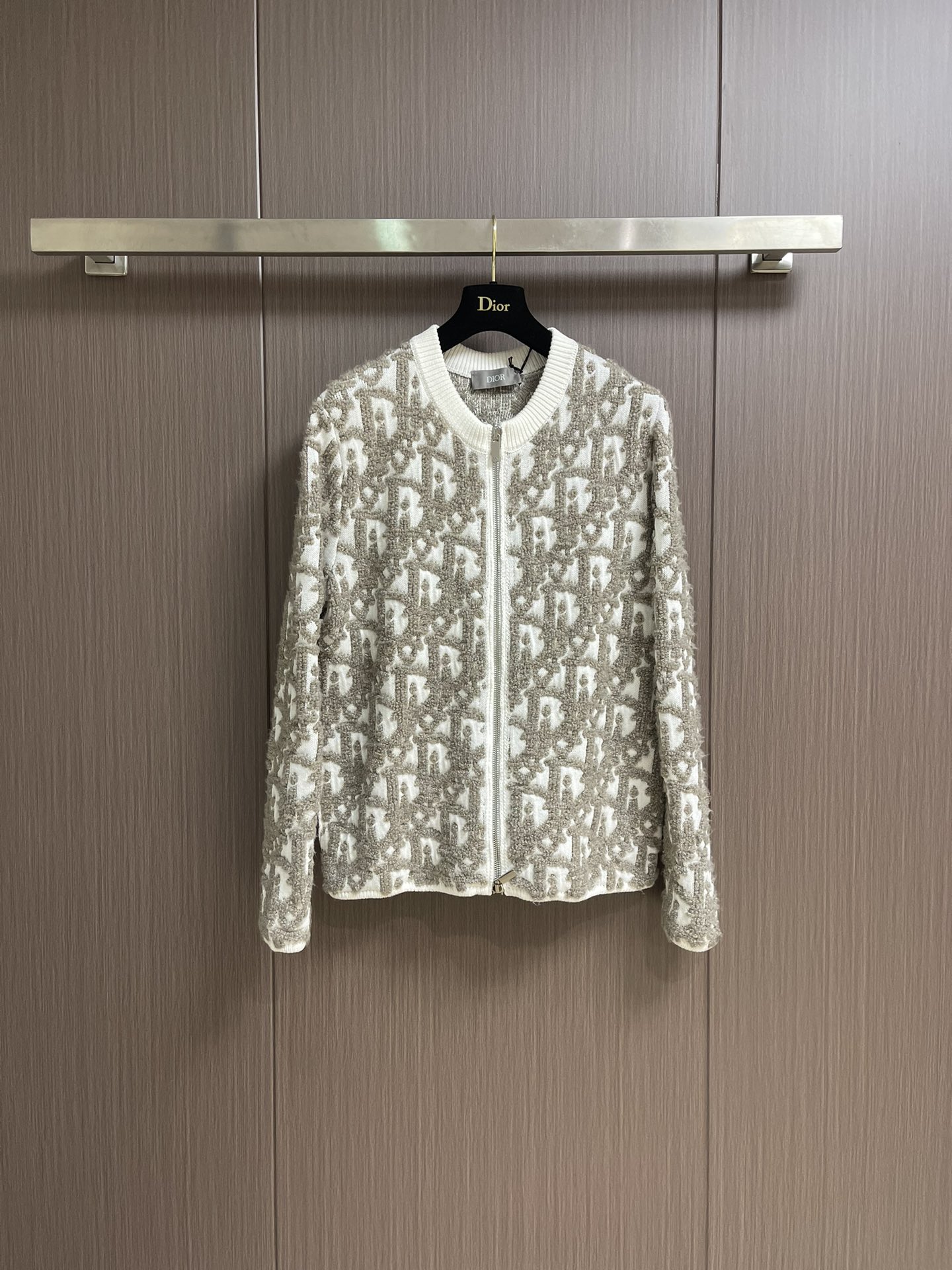 NO:461569,DIOR full-print jacquard zipper cardigan, the wool is made of 50 wool 50 polyamide fiber 16 double-strand blended yarn, and the inner part is combed and tightly spun 40 cotton yarn to dye the board. The flower yarn is first twisted and composed into a yarn by 5 yarns. The whole piece is imported from Japan, and the 3-color jacquard towel is embroidered with round neck tip clamping long sleeves. The overall thread is straight and delicate, the fabric is comfortable and soft, and the color is consistent and there is no color difference. It can be matched with the same style to create a fashionable shape. It can handle various occasions, customize auxiliary materials, complete three standards, the same style for men and women! Size S-XL, dior,alexander wang19860909DIOR 满印提花拉链开衫,毛料采用采用50羊毛50聚酰胺纤维16支双股混纺纱,里部采用精梳紧密纺40支棉纱,对板定染.花型纱先由5条纱加捻拼成一条纱,全件由日本进口电脑机隔支圆筒3色提花毛巾绣加圆领尖夾长袖.整体走线平直细腻,面料舒适柔软,颜色一致无色差,能与同款搭配营造时尚造型,驾驭各种场合,定制辅料,三标齐全,男女同款！尺码S-XL,,dior,alexander wang,Men's clothing