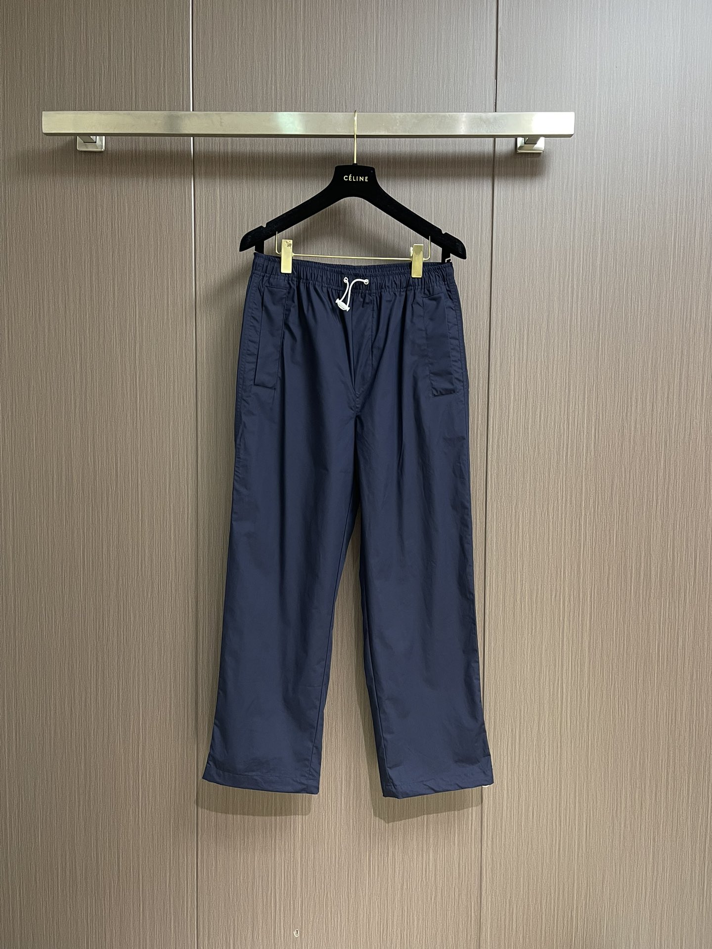 NO:461513,Gucci letter logo cotton poplin trousers, using cotton fibers with a plain weaving method with twice the warp yarn to form a fine and uniform rhombus grain texture, a smooth and slightly shiny cotton poplin fabric. Pure cotton material is moisture-absorbing and breathable, and is not easy to stuffy. The high-density structure strengthens its wear resistance and has good wrinkle resistance. Size 46-52,,gucci,alexander wang19860909Gucci 字母徽标棉府绸长裤,选用棉纤维以经纱两倍于纬纱的平纹织法,形成表面细密、均匀的菱形颗粒纹理,触感光滑且略带光泽感的棉府绸面料.纯棉材质吸湿透气,不易闷热.高密度的结构强化其耐磨性同时又具有良好的抗皱性.尺码46-52,,gucci,alexander wang,Men's clothing