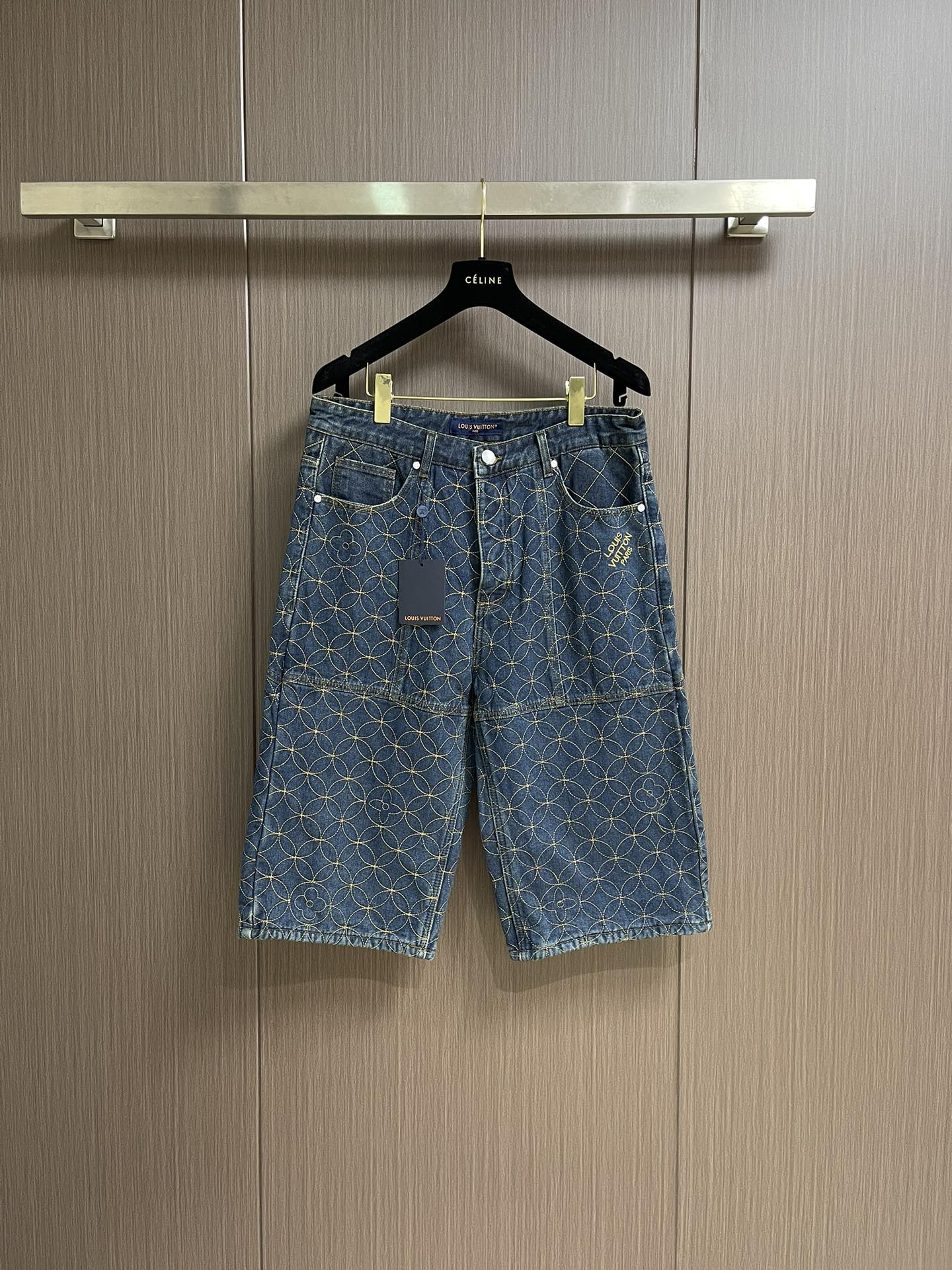 NO:461530,The new denim shorts of LV 25ss, the 2025 autumn and winter series created by Pharrell Williams and Nigo, draws inspiration from designer Nigo's Japanese cultural background, presents a full Dandy Monogram pattern with exquisite yarn embroidery, and cleverly incorporates the Louis Vuitton logo into it. The pearlescent rivets add trendy brushstrokes, which are suitable for matching with the same jacket. Size S-XL,,louis vuitton,louis vuitton, shorts, jackets & coats,alexander wang19860909LV 25ss新款牛仔短裤,出Pharrell Williams与Nigo 携手打造的2025秋冬系列,向设计师Nigo的日本文化背景汲取灵感,以精湛纱线刺绣工艺呈现全幅Dandy Monogram 图案,并将路易威登标识巧妙融入其中.珠光铆钉再添潮流笔触,与同款夹克搭配相宜.尺码S-XL,,louis vuitton,louis vuitton,shorts,jackets & coats,alexander wang,Men's clothing