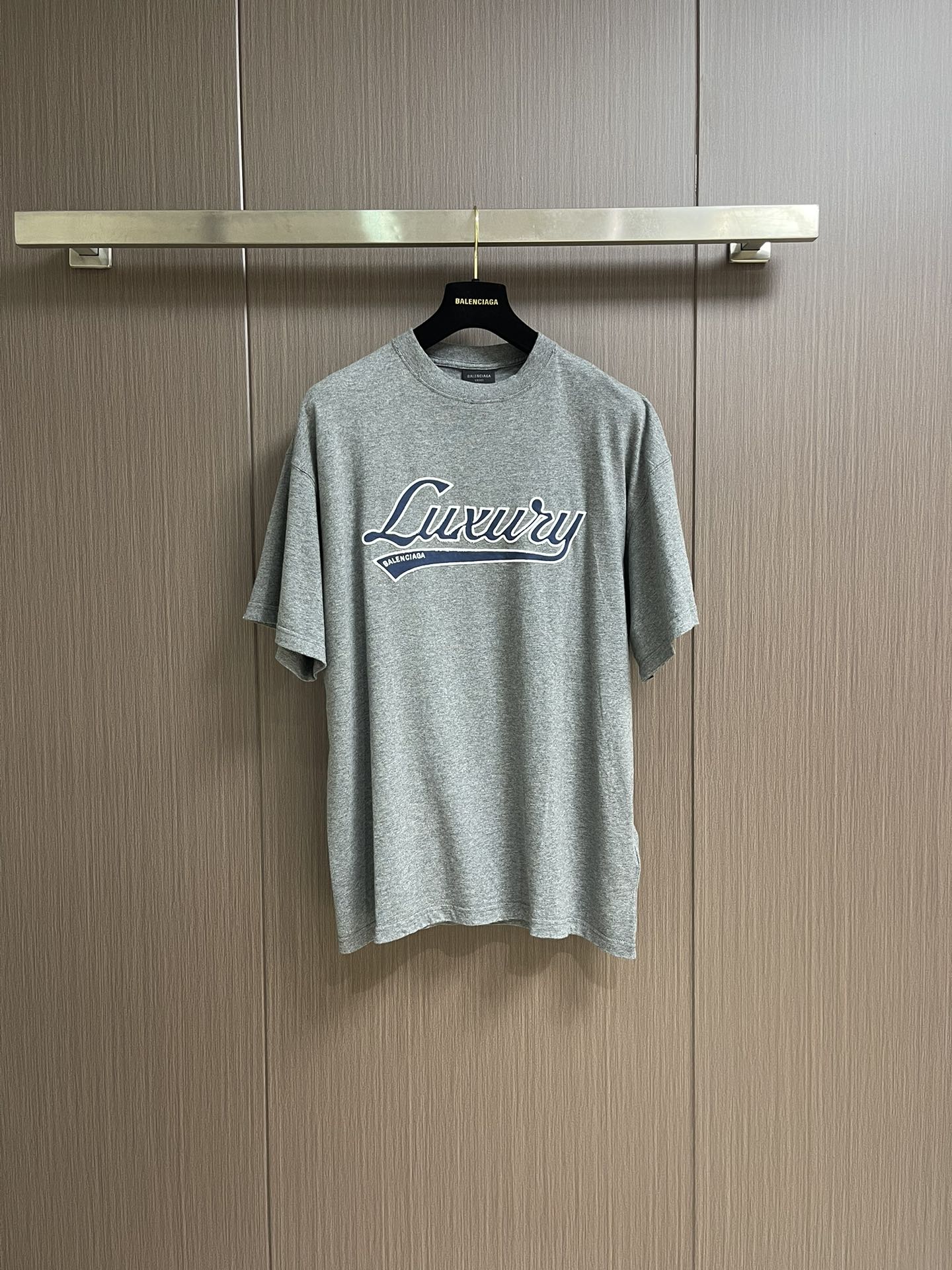 NO:507246,Balenciaga LUXURY SCRIPT embroidered short-sleeved T-shirt is made of pure cotton. It is not a sub-product that is thin and translucent and deforms when pulled. It has a solid workmanship and will not shrink or fade easily after washing. The chest embroidery pattern embroidery can be clearly felt when touched. The embroidery part is slightly raised and has a certain thickness, but it will not make people feel uncomfortable and full of comfort!  The overall wiring is straight and delicate, the fabric is comfortable and soft, the color is consistent and there is no color difference, and it can be matched with the same style to create a fashionable look, and it can be used in various occasions to customize auxiliary materials, complete three standards, the same style as men and women!  Size XS-L, balenciaga, T-shirt,tees, t-shirt,alexander wang19860909Balenciaga LUXURY SCRIPT刺绣字母短袖T恤,采用纯棉材质制作,不是那种薄得透光、一扯就变形的次货,做工扎实,水洗之后也不会轻易缩水或者掉色,胸口点缀图案刺绣,触摸能明显感觉到刺绣部分微微凸起,有一定的厚度,却又不会让人觉得硌得慌,舒适度拉满！整体走线平直细腻,面料舒适柔软,颜色一致无色差,能与同款搭配营造时尚造型,驾驭各种场合,定制辅料,三标齐全,男女同款！尺码XS-L,,balenciaga,T-shirt,tees，t-shirt,alexander wang,Men's clothing