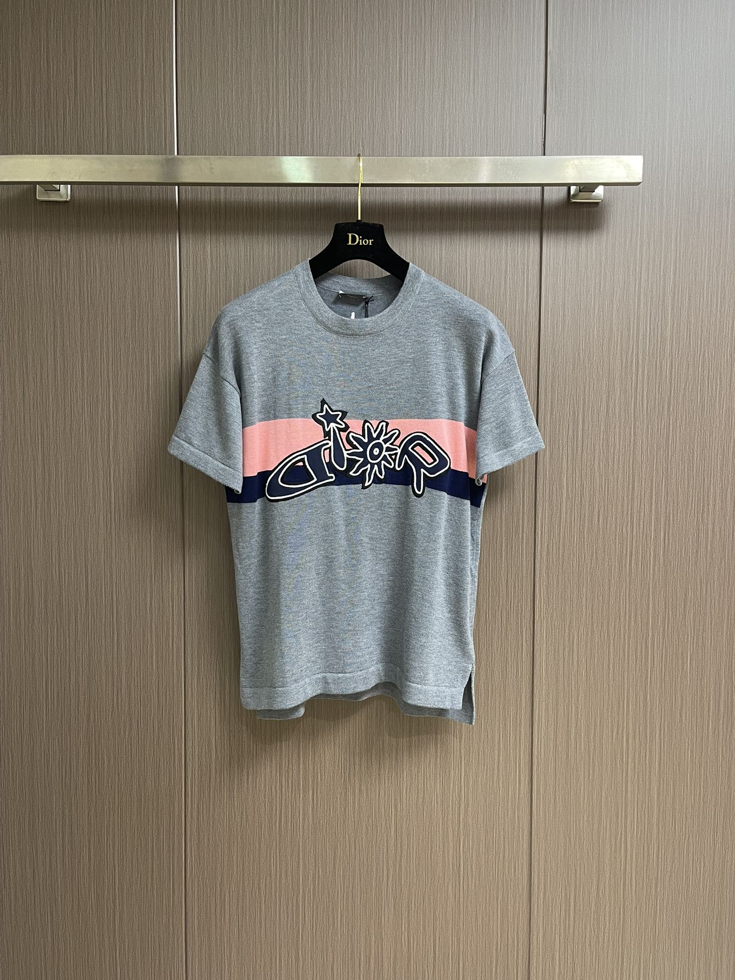 NO:505809,Dior 2025ss new sunflower embroidered round neck short-sleeved T-shirt, grey wool knitted fabric. This T-shirt is a new product in the fall 2025 series, from the AND LEWIS HLTON limited series. It is carefully crafted from gray wool knitted fabric, and the chest is decorated with a co-branded series embroidery, which is reinterpreted in graphic style. The logo can be matched with short prints to create a fashionable look. Size S-XL,,dior,T-shirt,tees,t-shirt,alexander wang19860909Dior 2025ss新款太阳花刺绣圆领短袖T 恤,灰色绵羊毛针织面料 这款T恤是二零二五秋季系列新品,来自 AND LEWIS HLTON 限定系列.采用灰色绵羊毛针织面料精心制作,胸前饰以联名系列刺绣,以图形风格重新诠释 标志.可与印花短搭配,打造时髦造型.尺码S-XL,,dior,T-shirt,tees，t-shirt,alexander wang,Men's clothing