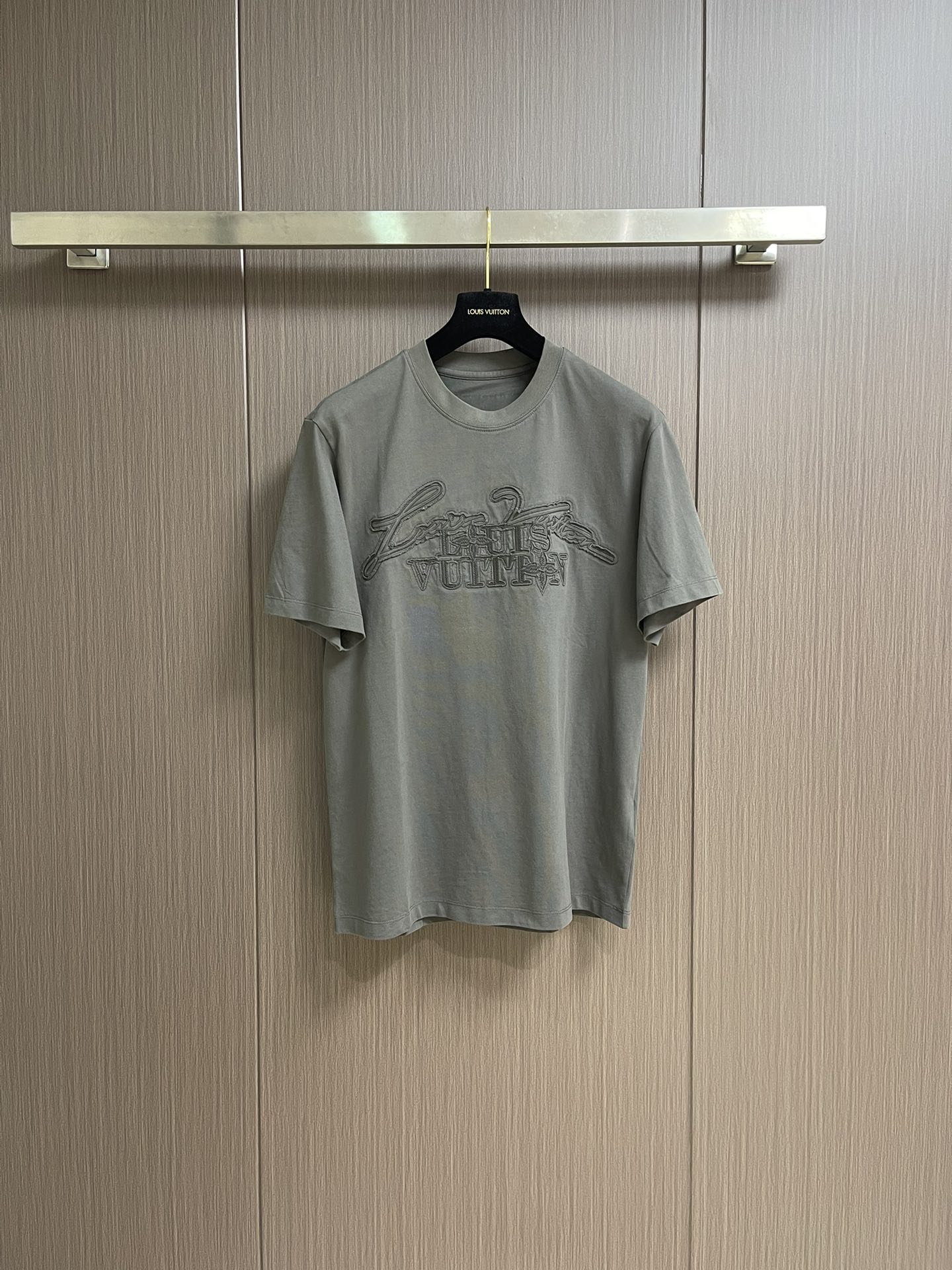 NO:470761,LV embroidered round neck short-sleeved T-shirt, which uses customized cotton fabric, which is comfortable, soft, breathable and sweat-absorbing. The chest is decorated with brand logo embroidery patterns, and the back collar is decorated with brand letter embroidery. It can be matched with multiple types of clothing to create a fashionable look. Customized auxiliary materials are complete, with three standards, the same style as men and women!  Size M-5XL M size bust 106 Shoulder width 46.8 Clothes length 68.5 L size bust 110 Shoulder width 48 Clothes length 70 XL size bust 114 Shoulder width 49.2 Clothes length 71.5 XXL size bust 118 Shoulder width 50.4 Clothes length 73 3XL size bust 122 Shoulder width 51.6 Clothes length 74 4XL size bust 126 Shoulder width 52.8 Clothes length 75 5XL size bust 130 Shoulder width 54 Clothes length 76,,louis vuitton,T-shirt,tees,t-shirt,alexander wang19860909LV 刺绣圆领短袖T恤,采用定制棉质面料,面料舒适柔软透气吸汗,胸前饰以品牌标识刺绣图案,后领同饰以品牌字母刺绣装饰,能与多类型服饰搭配营造时尚造型,定制辅料,三标齐全,男女同款！尺码M-5XL M码胸围106 肩宽46.8 衣长68.5 L码胸围110 肩宽48 衣长70 XL码胸围114 肩宽49.2 衣长71.5 XXL码胸围118肩宽50.4衣长73 3XL码胸围122肩宽51.6衣长74 4XL码胸围126肩宽52.8 衣长75 5XL码胸围130肩宽54 衣长76,,louis vuitton,T-shirt,tees，t-shirt,alexander wang,Men's clothing